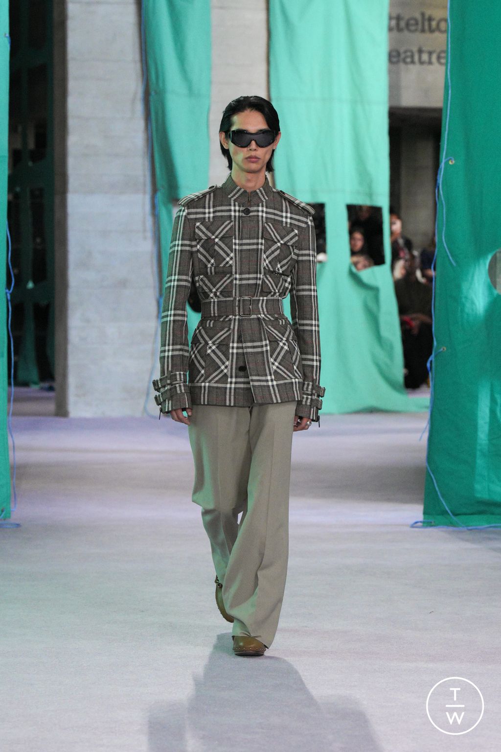 Fashion Week London Spring-Summer 2025 look 47 from the Burberry collection womenswear