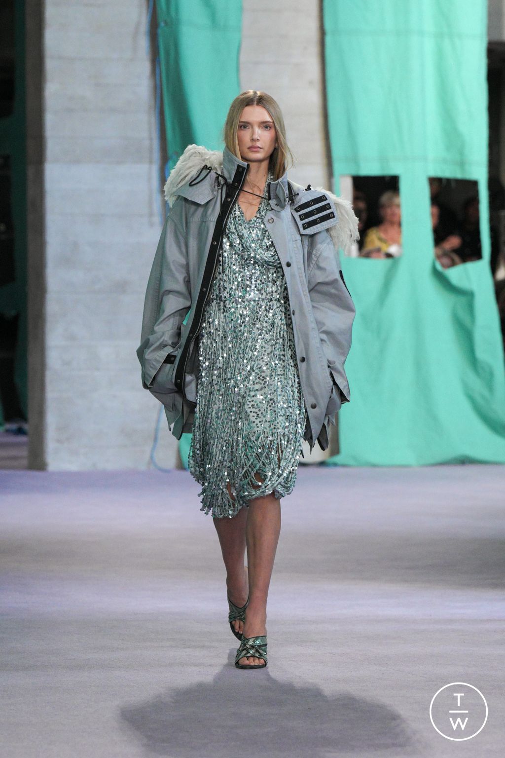 Fashion Week London Spring/Summer 2025 look 12 from the Burberry collection 女装