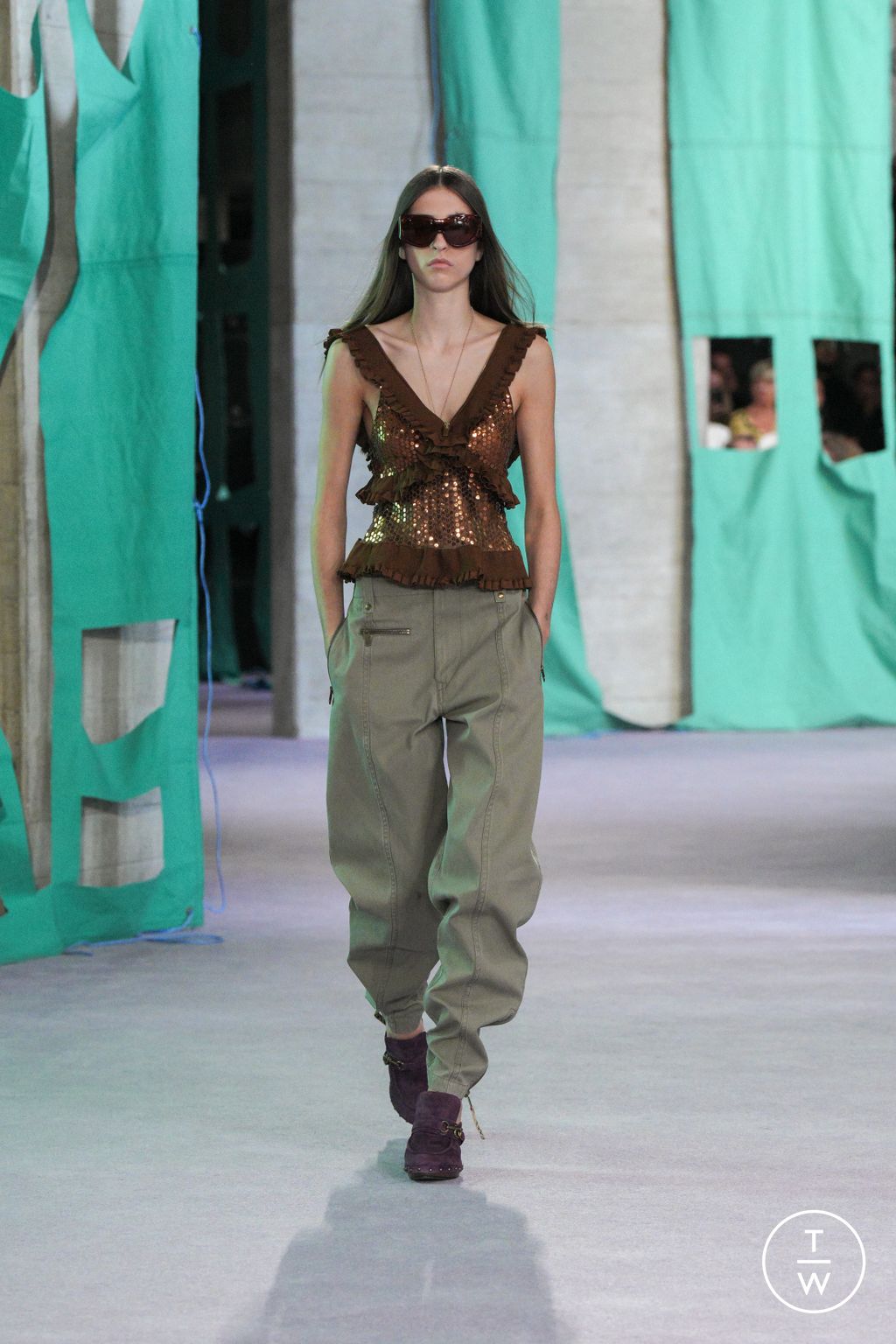 Fashion Week London Spring-Summer 2025 look 43 from the Burberry collection womenswear