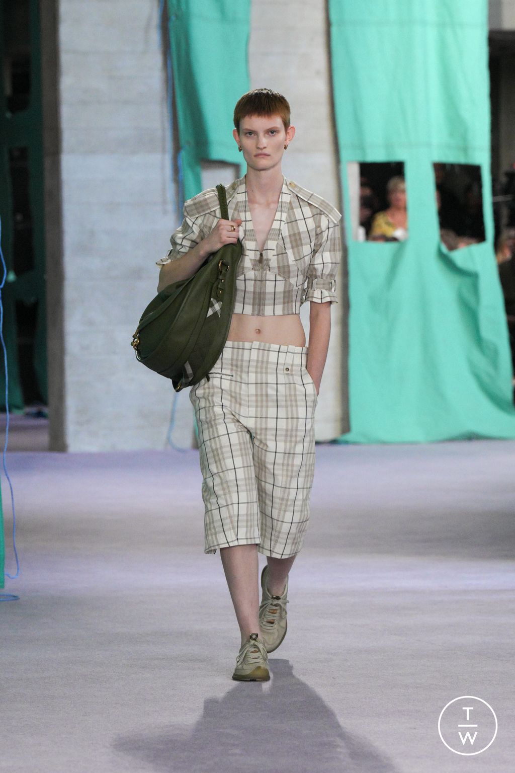 Fashion Week London Spring/Summer 2025 look 11 from the Burberry collection 女装