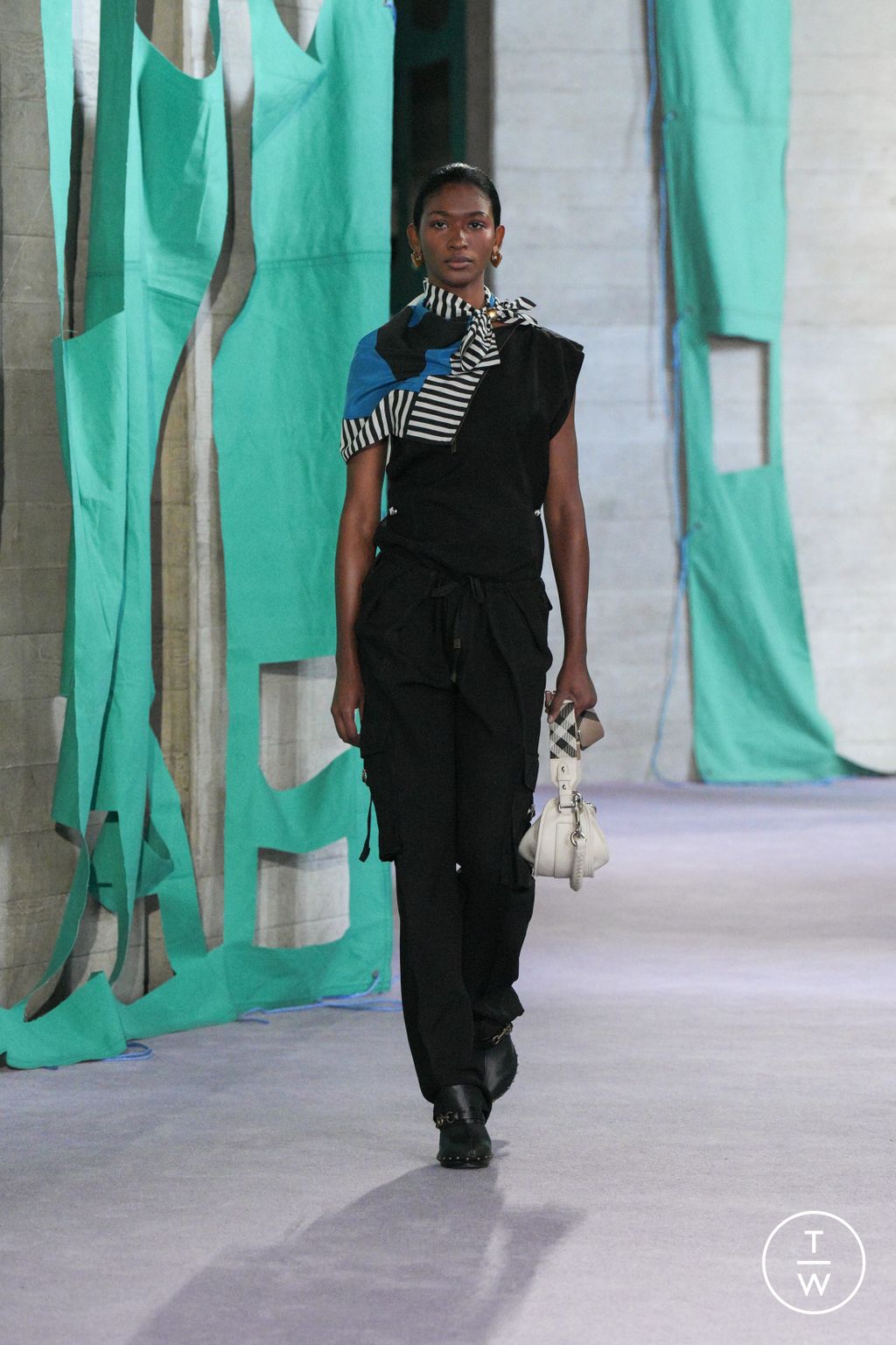 Fashion Week London Spring/Summer 2025 look 9 from the Burberry collection 女装