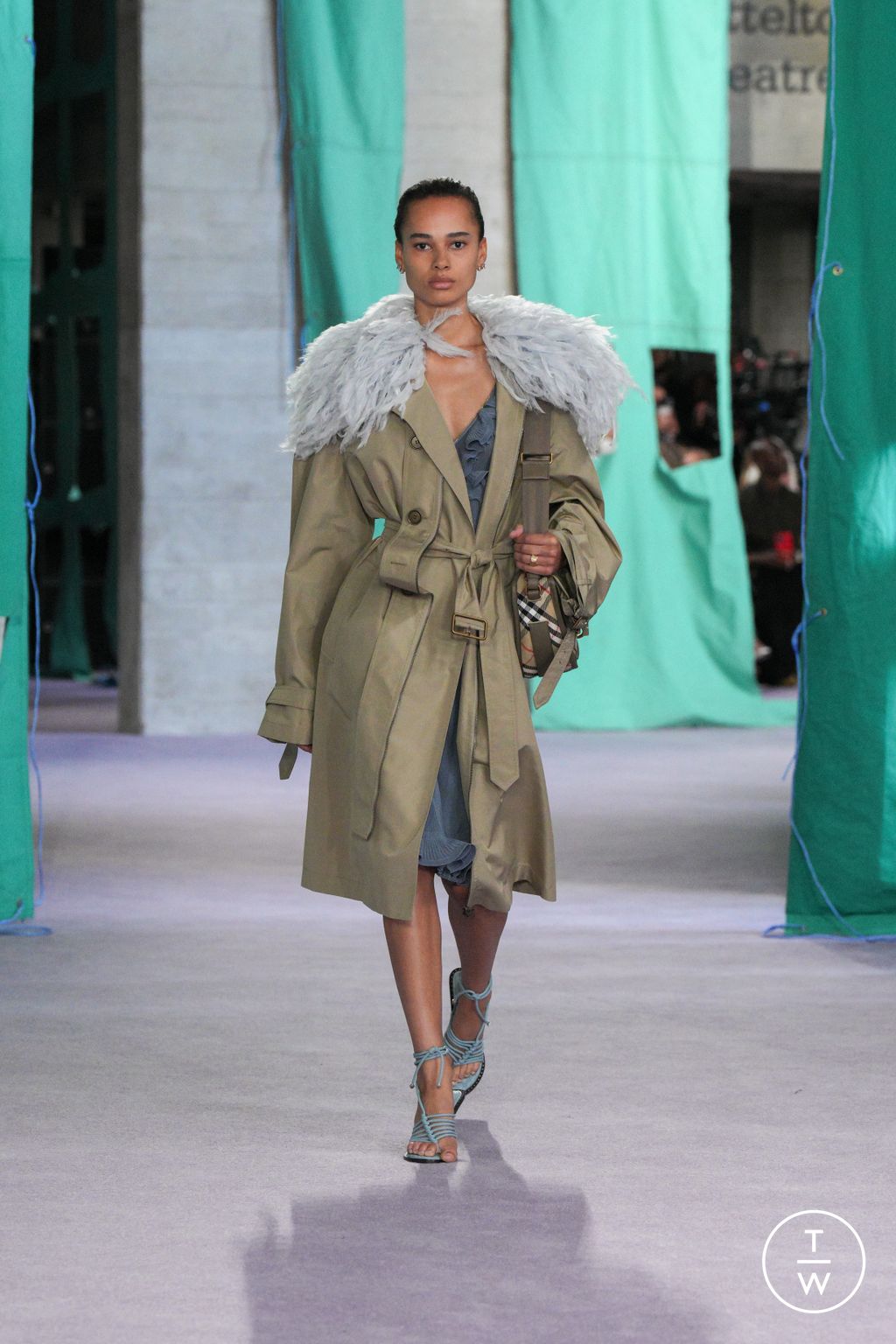 Fashion Week London Spring/Summer 2025 look 4 from the Burberry collection womenswear
