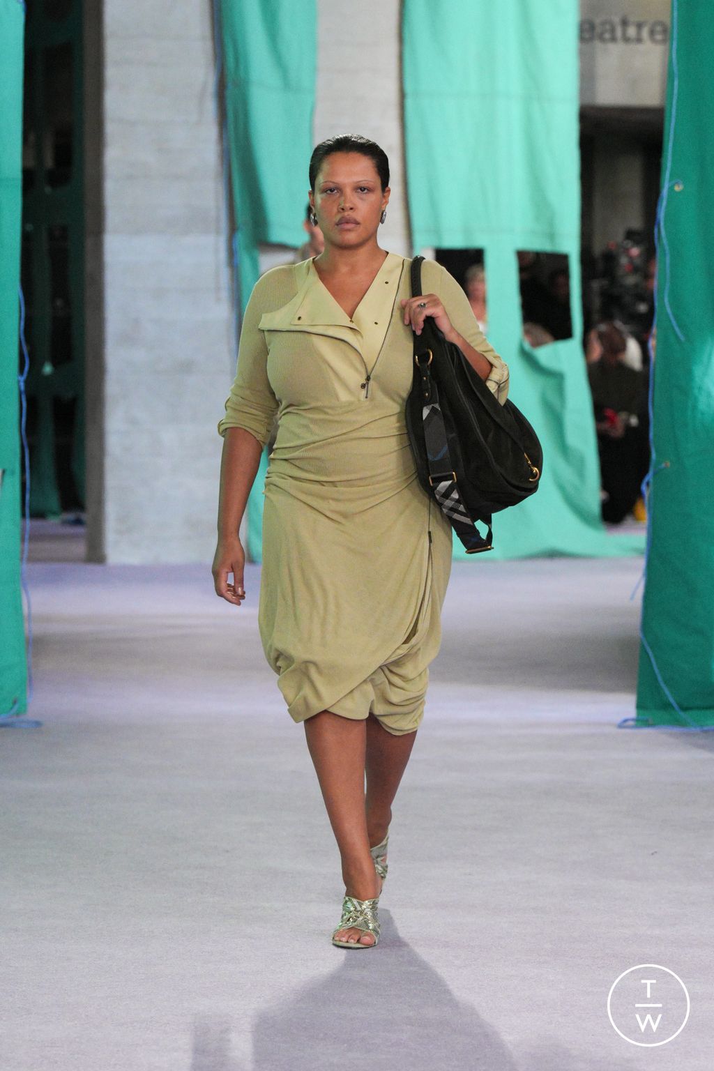 Fashion Week London Spring/Summer 2025 look 33 from the Burberry collection 女装