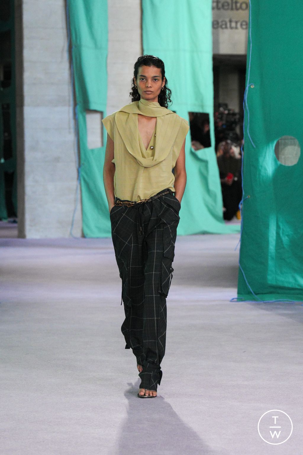 Fashion Week London Spring-Summer 2025 look 31 de la collection Burberry womenswear