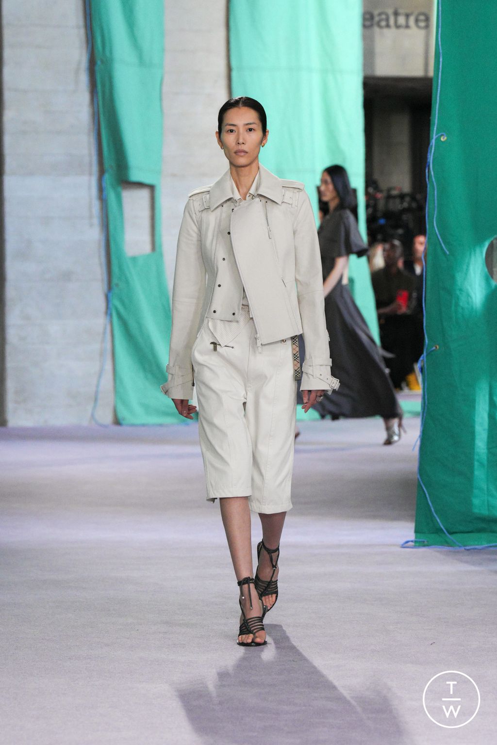 Fashion Week London Spring/Summer 2025 look 2 from the Burberry collection 女装