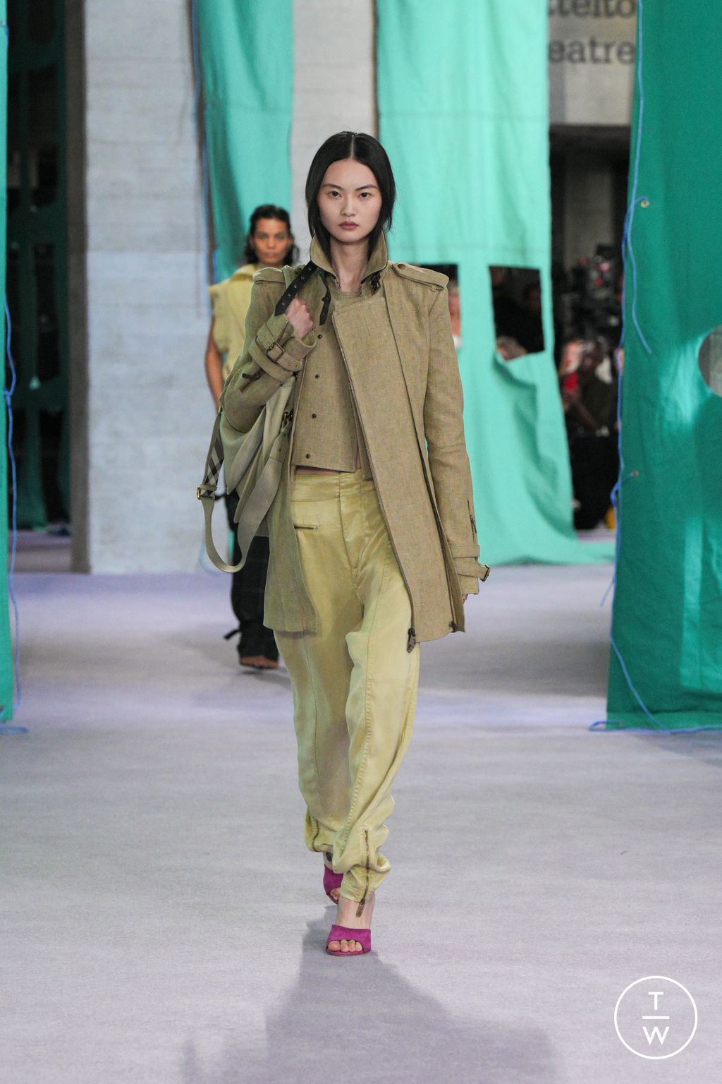 Fashion Week London Spring/Summer 2025 look 30 from the Burberry collection 女装
