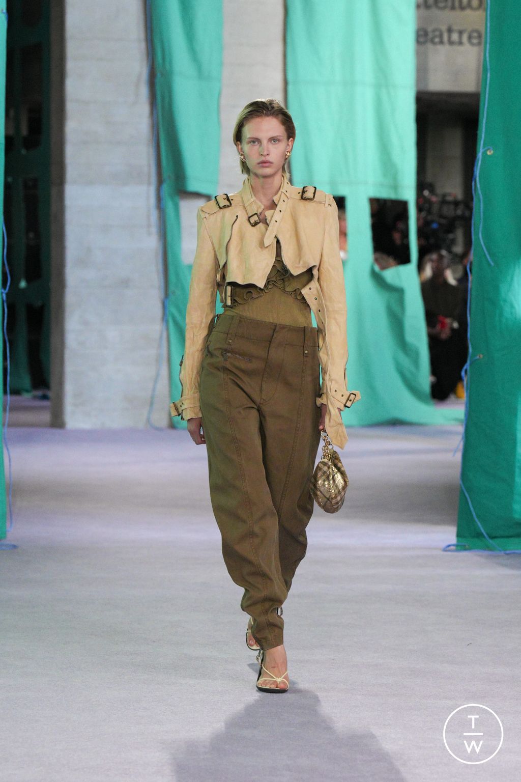 Fashion Week London Spring/Summer 2025 look 36 from the Burberry collection 女装
