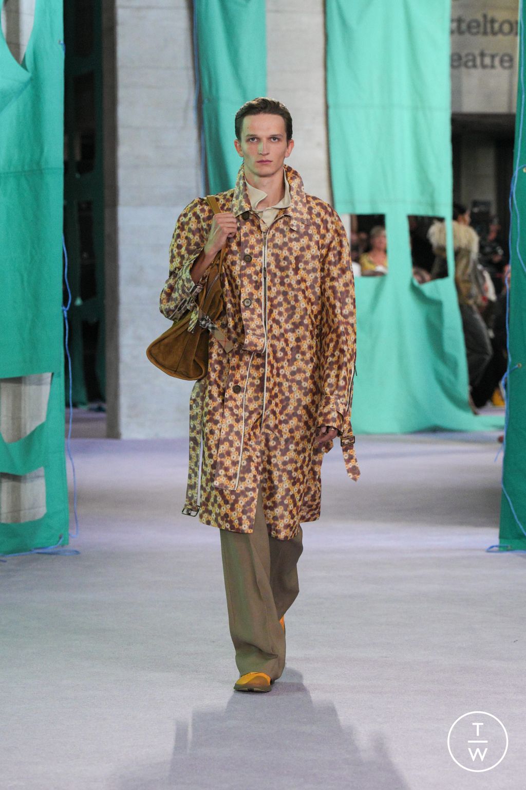 Fashion Week London Spring/Summer 2025 look 37 from the Burberry collection 女装