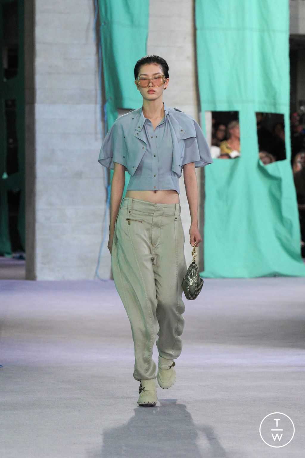 Fashion Week London Spring-Summer 2025 look 35 from the Burberry collection womenswear