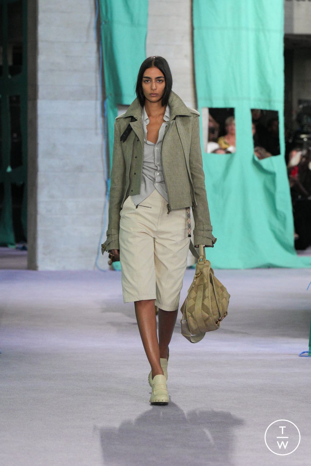 Fashion Week London Spring-Summer 2025 look 24 from the Burberry collection womenswear