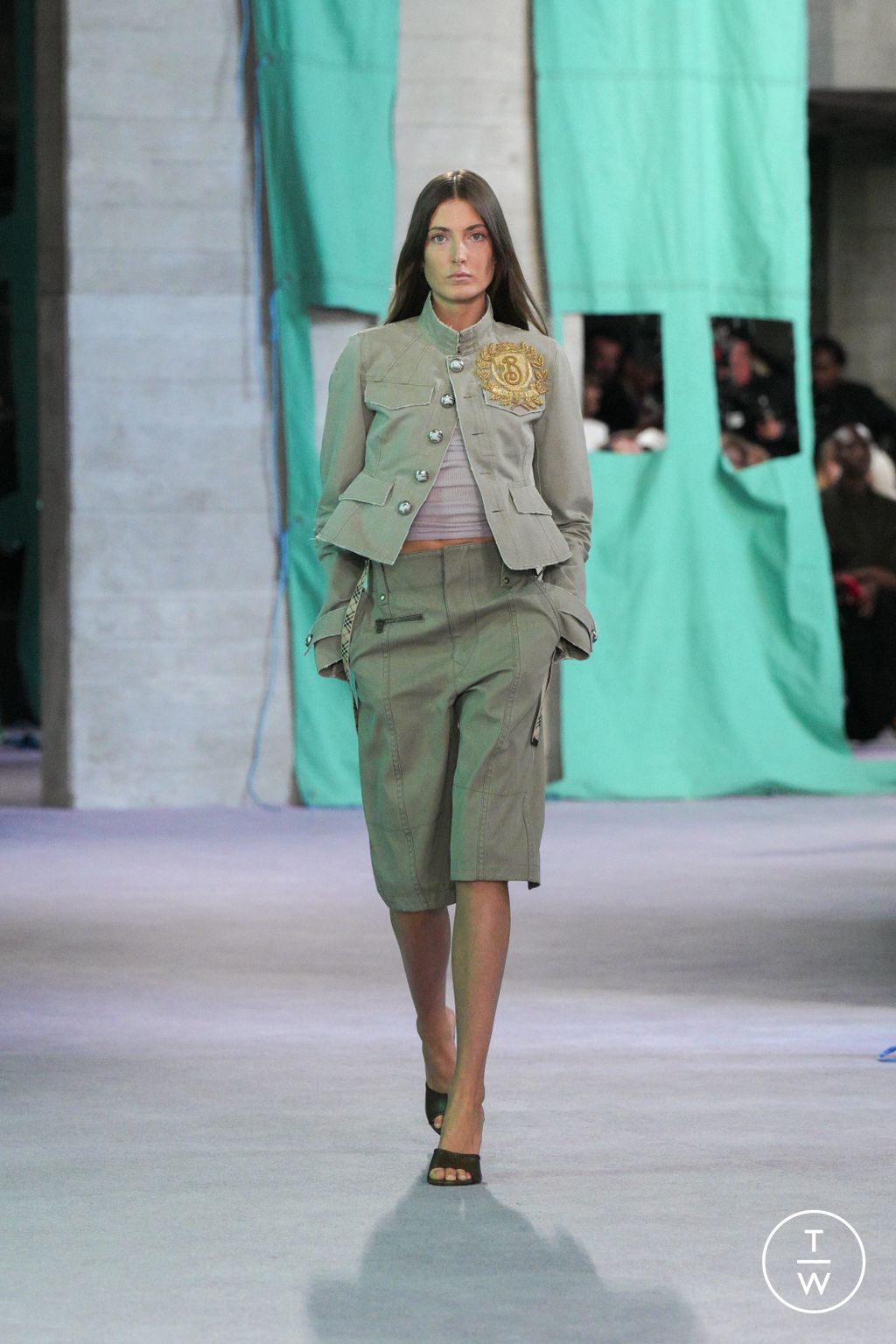 Fashion Week London Spring/Summer 2025 look 45 from the Burberry collection 女装