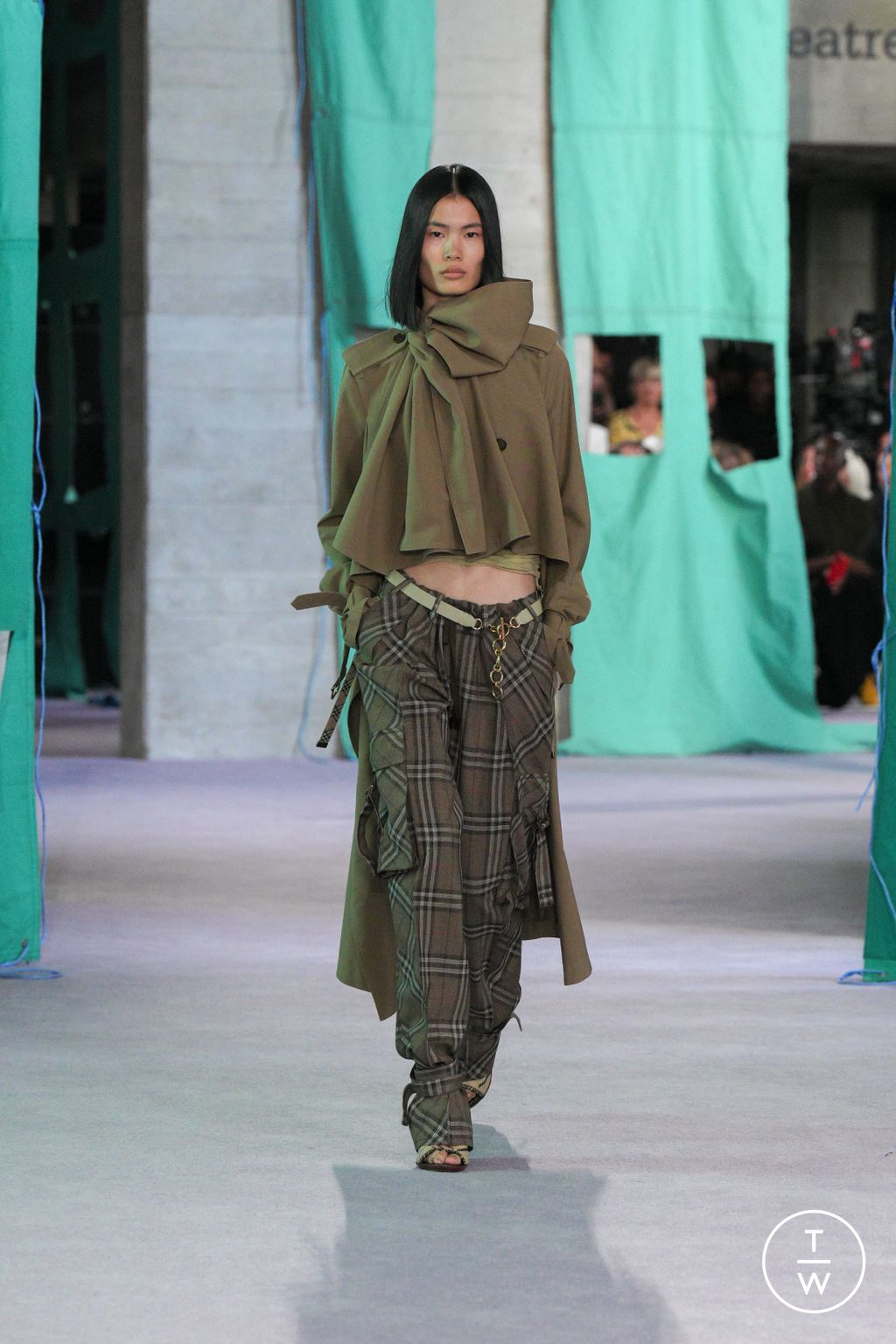 Fashion Week London Spring-Summer 2025 look 42 from the Burberry collection womenswear