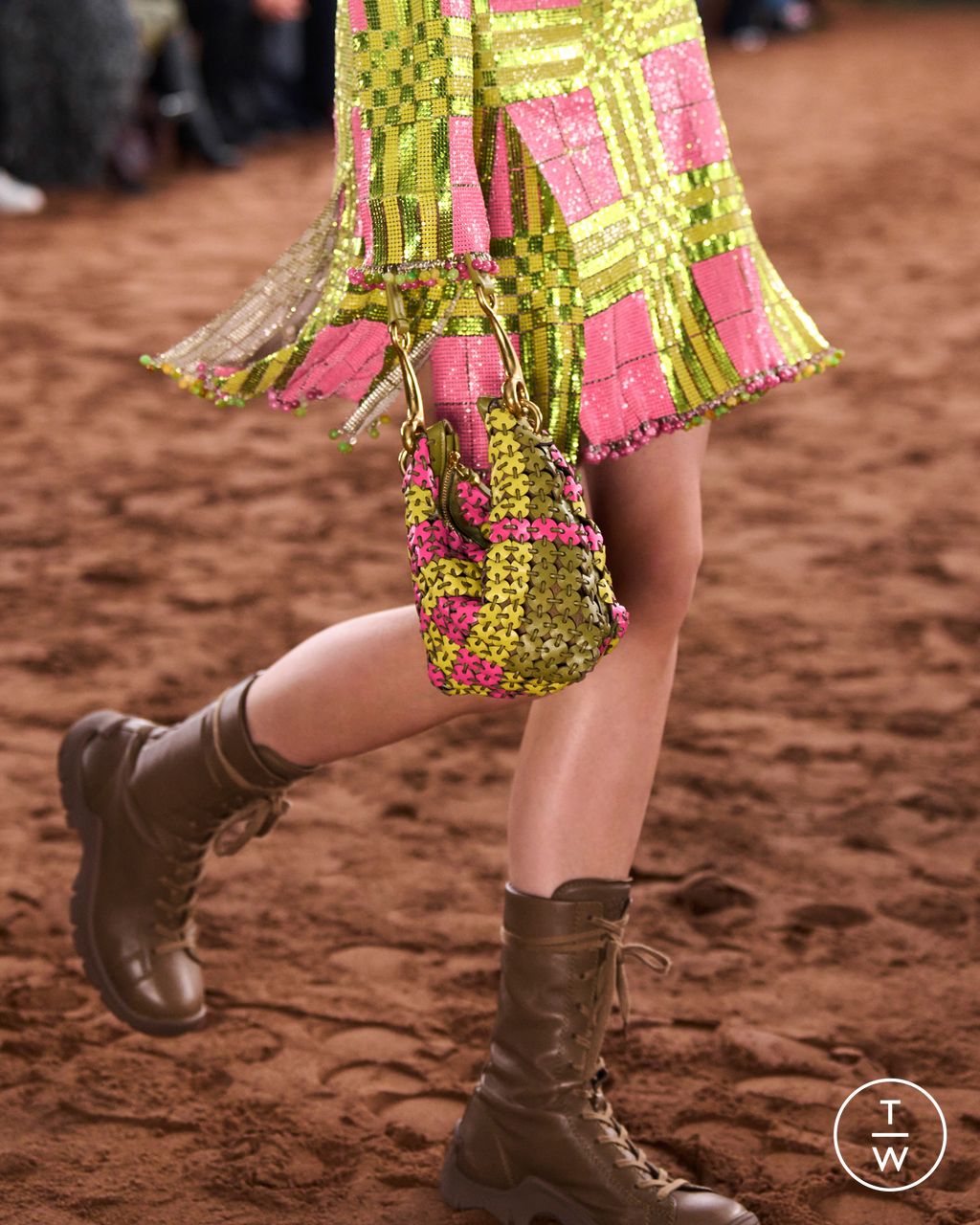 Fashion Week London Spring/Summer 2026 look 10 from the Burberry collection 女装配饰