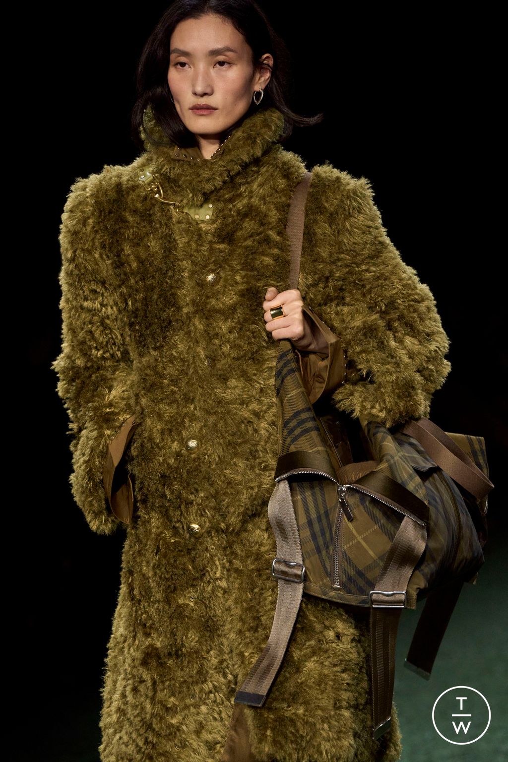 Fashion Week London Fall/Winter 2024 look 16 de la collection Burberry womenswear accessories