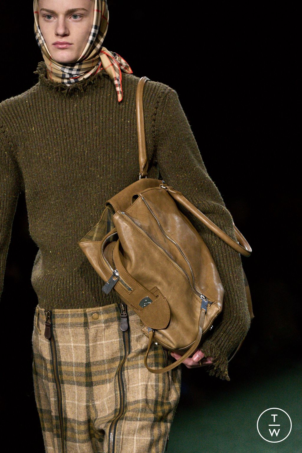 Fashion Week London Fall/Winter 2024 look 17 from the Burberry collection womenswear accessories