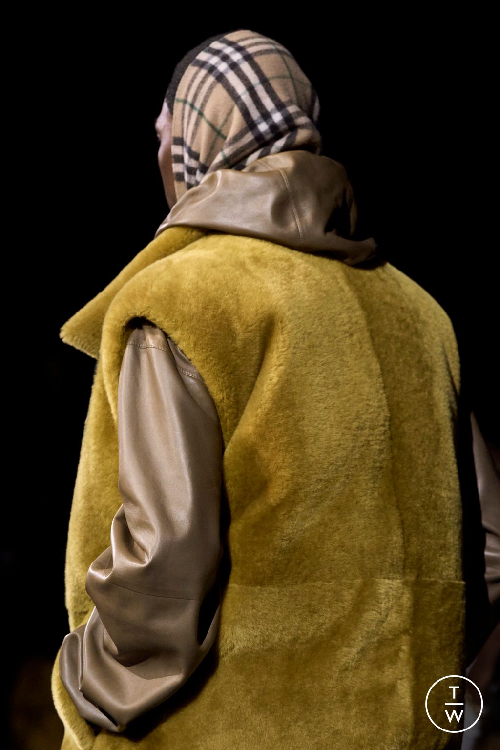 Fashion Week London Fall/Winter 2024 look 19 from the Burberry collection womenswear accessories