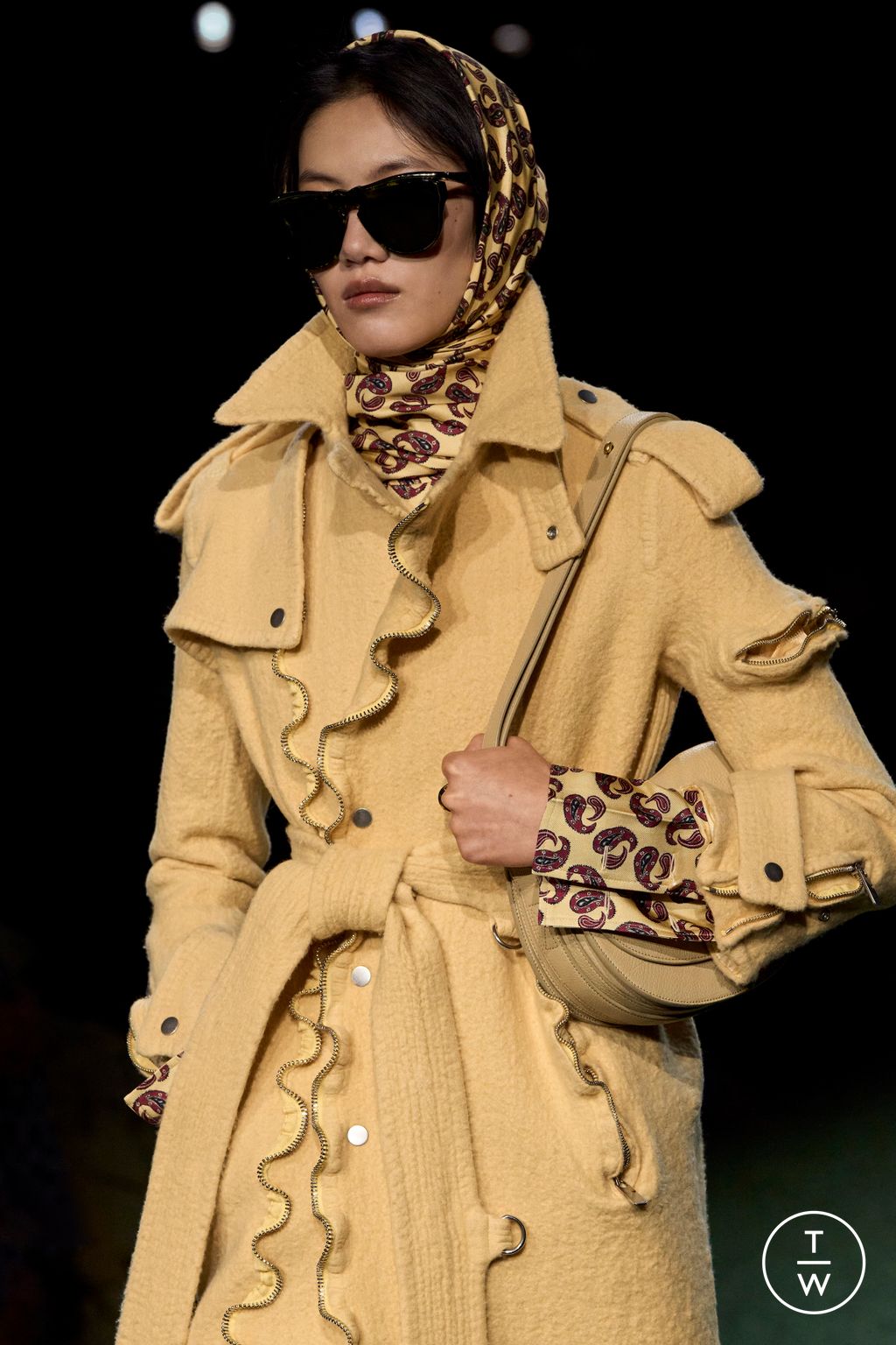 Fashion Week London Fall/Winter 2024 look 21 from the Burberry collection womenswear accessories