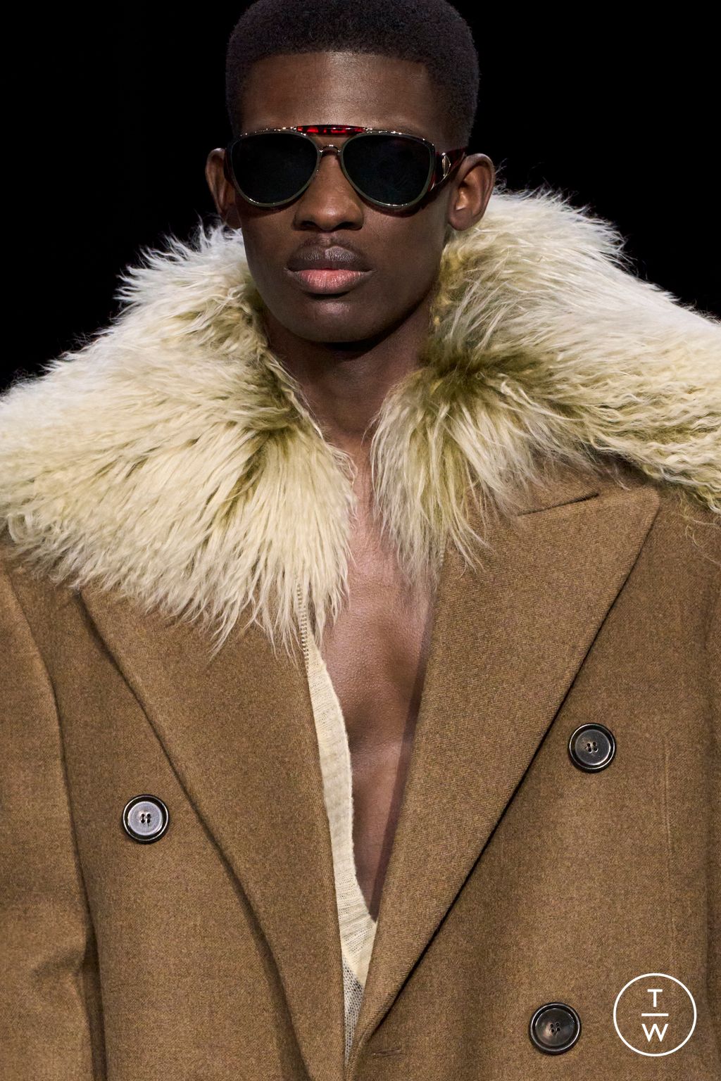 Fashion Week London Fall/Winter 2024 look 23 from the Burberry collection womenswear accessories