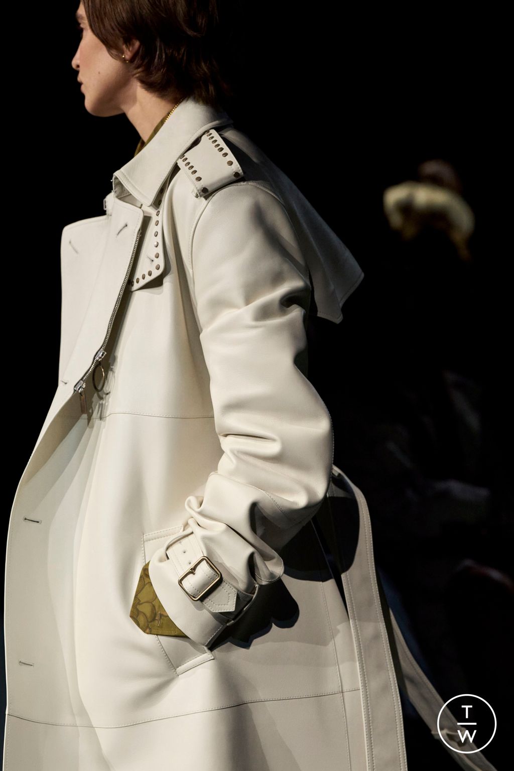 Fashion Week London Fall/Winter 2024 look 24 de la collection Burberry womenswear accessories