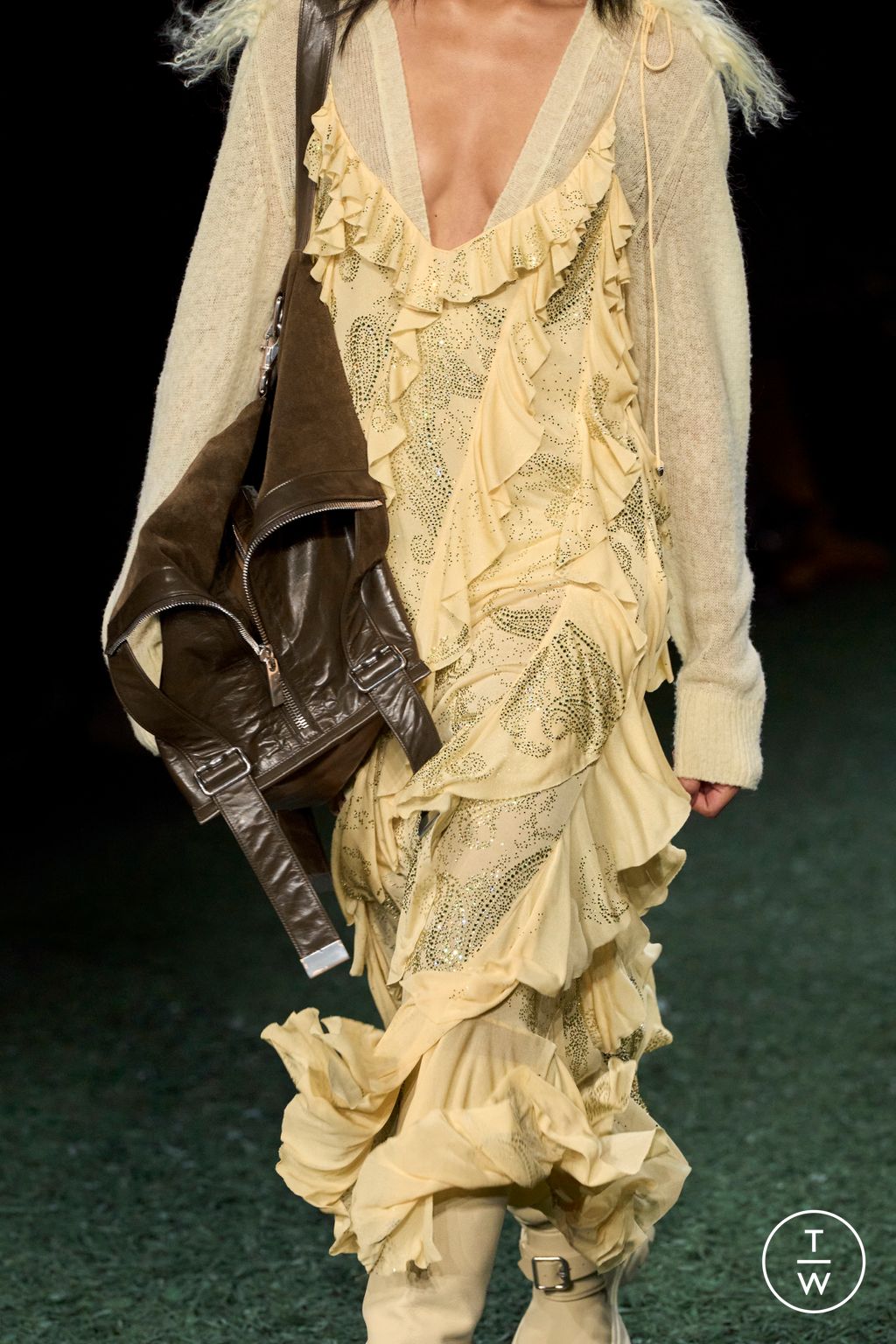 Fashion Week London Fall/Winter 2024 look 26 from the Burberry collection 女装配饰