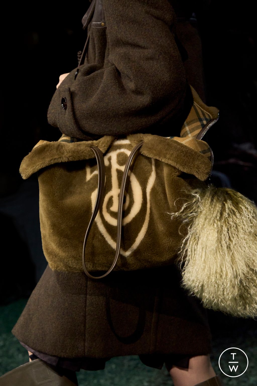 Fashion Week London Fall/Winter 2024 look 4 from the Burberry collection womenswear accessories