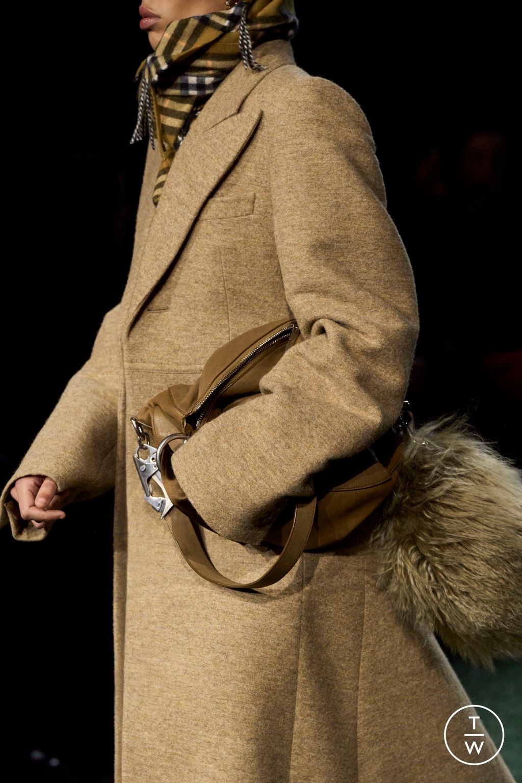 Fashion Week London Fall/Winter 2024 look 31 from the Burberry collection womenswear accessories