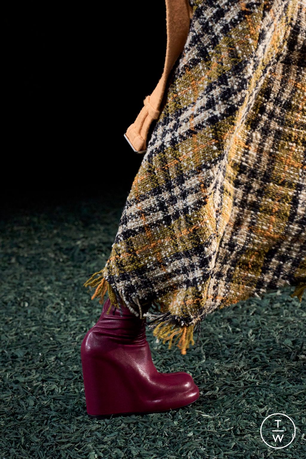 Fashion Week London Fall/Winter 2024 look 33 from the Burberry collection womenswear accessories