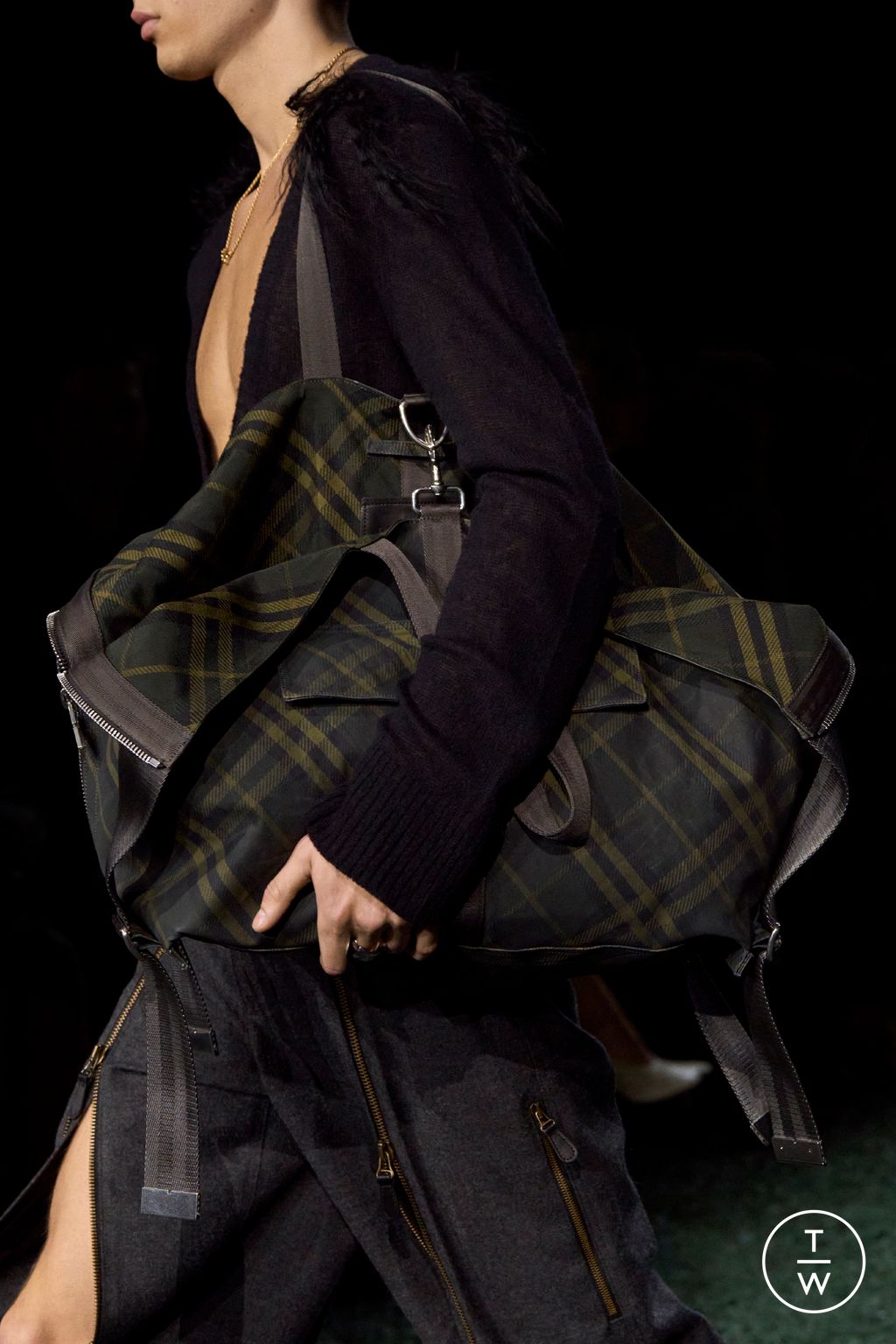 Fashion Week London Fall/Winter 2024 look 5 de la collection Burberry womenswear accessories