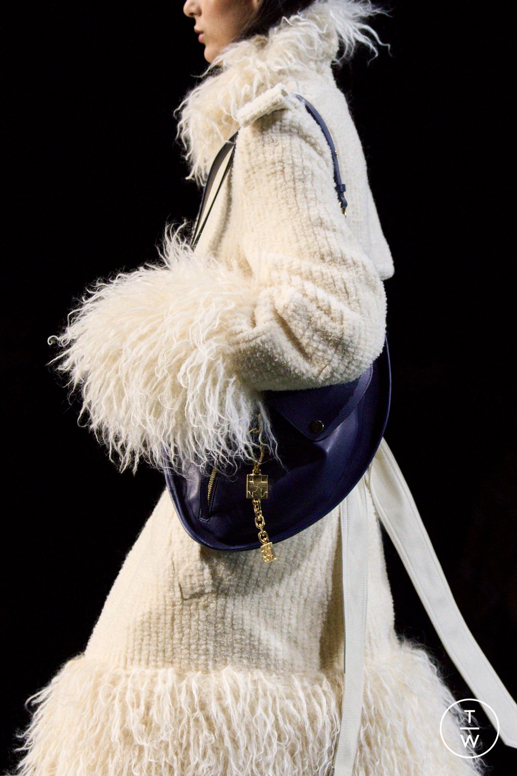 Fashion Week London Fall/Winter 2024 look 55 de la collection Burberry womenswear accessories