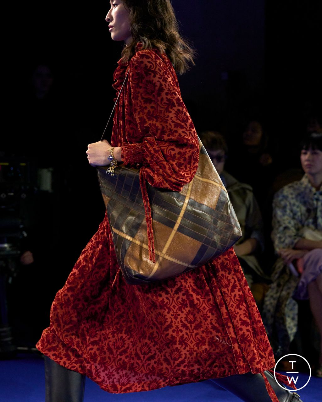 Fashion Week London Fall/Winter 2025 look 14 de la collection Burberry womenswear accessories