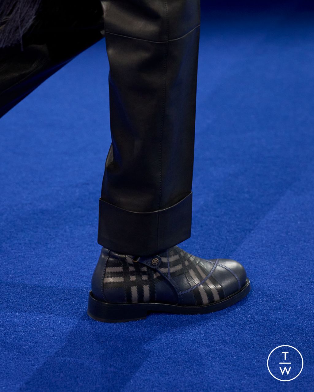 Fashion Week London Fall/Winter 2025 look 26 from the Burberry collection womenswear accessories