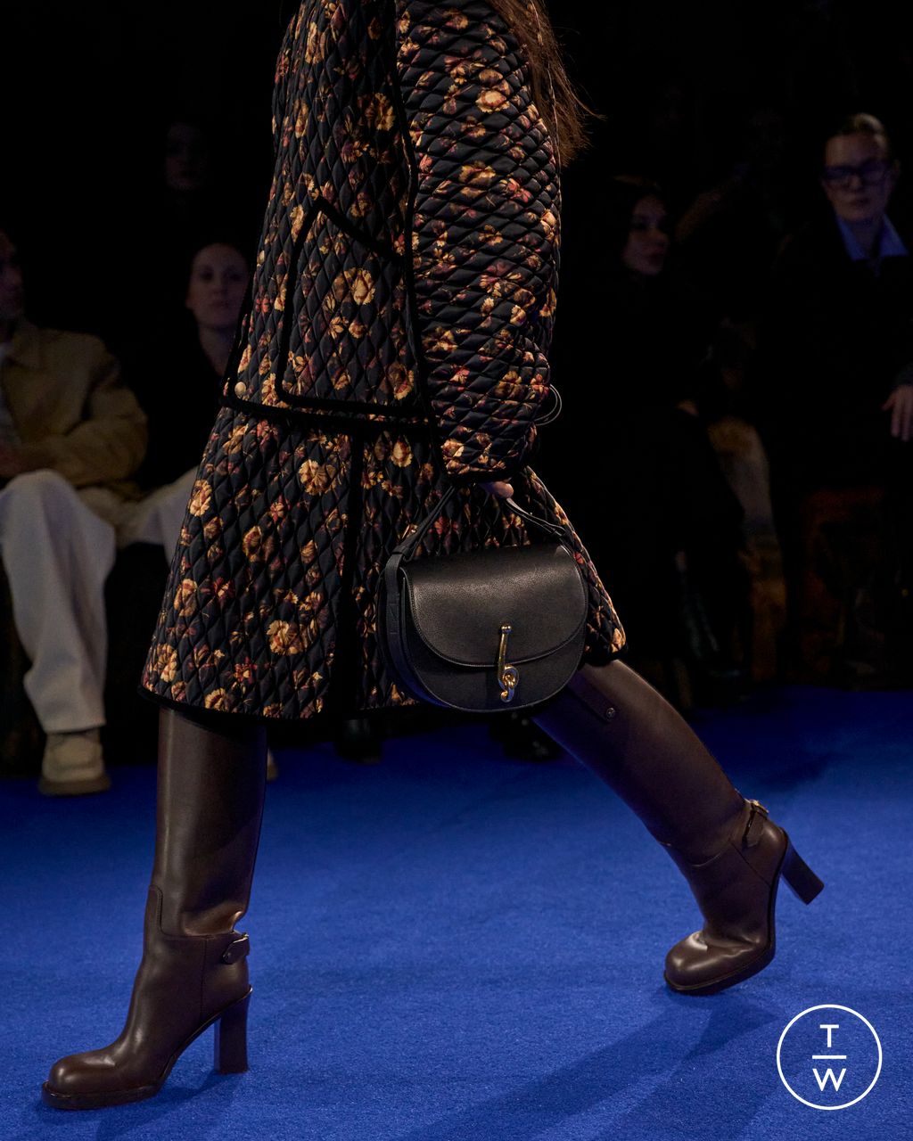 Fashion Week London Fall/Winter 2025 look 2 from the Burberry collection 女装配饰