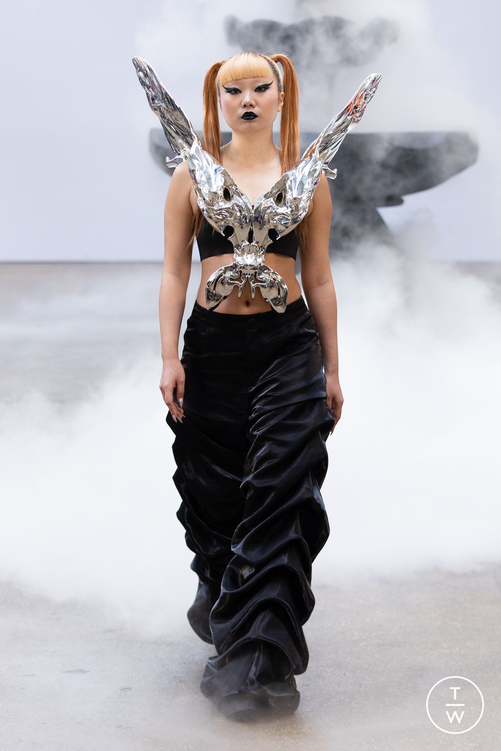 Fashion Week London Fall/Winter 2023 look 2 de la collection Buerlangma womenswear