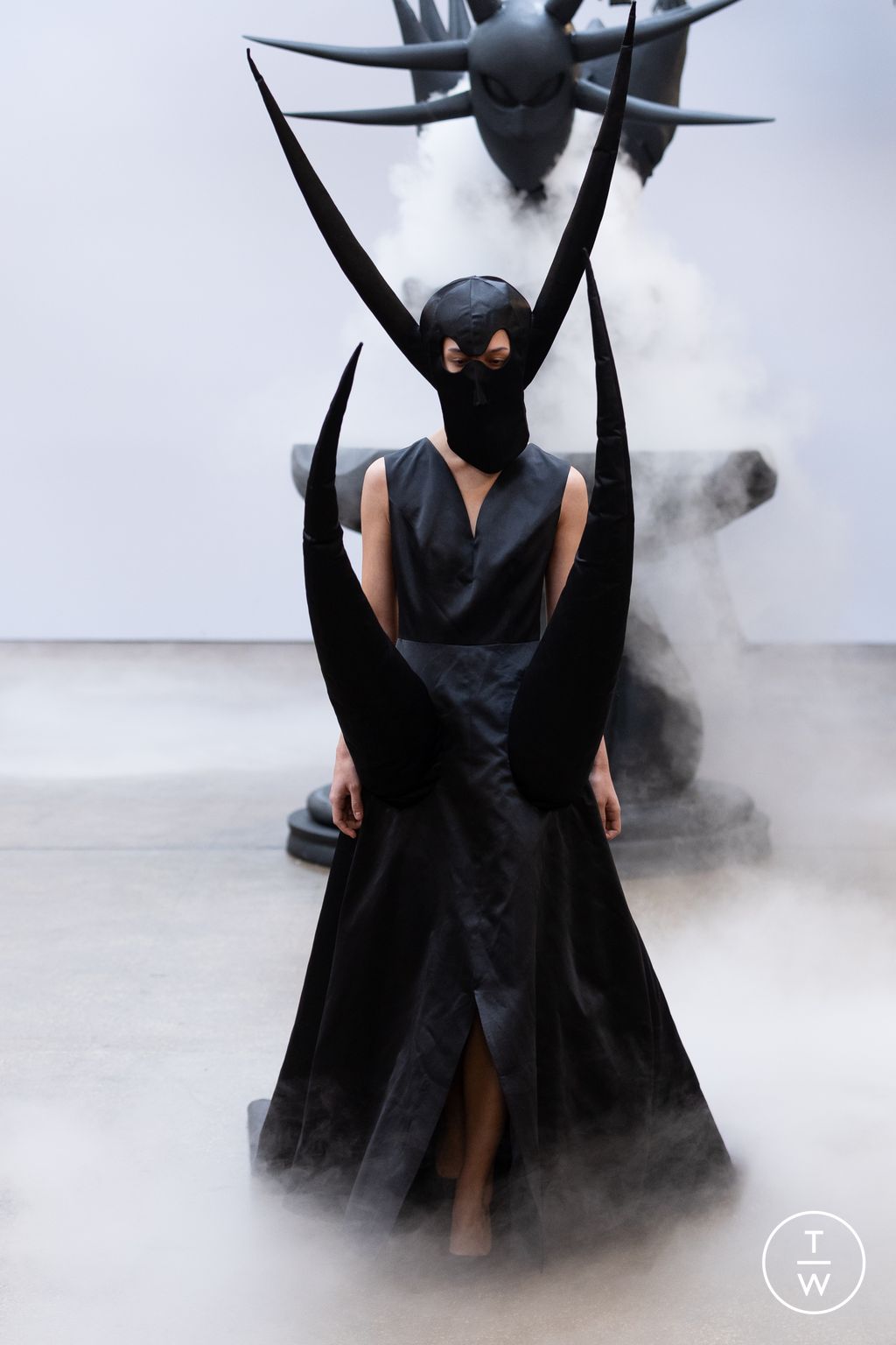 Fashion Week London Fall/Winter 2023 look 16 from the Buerlangma collection womenswear