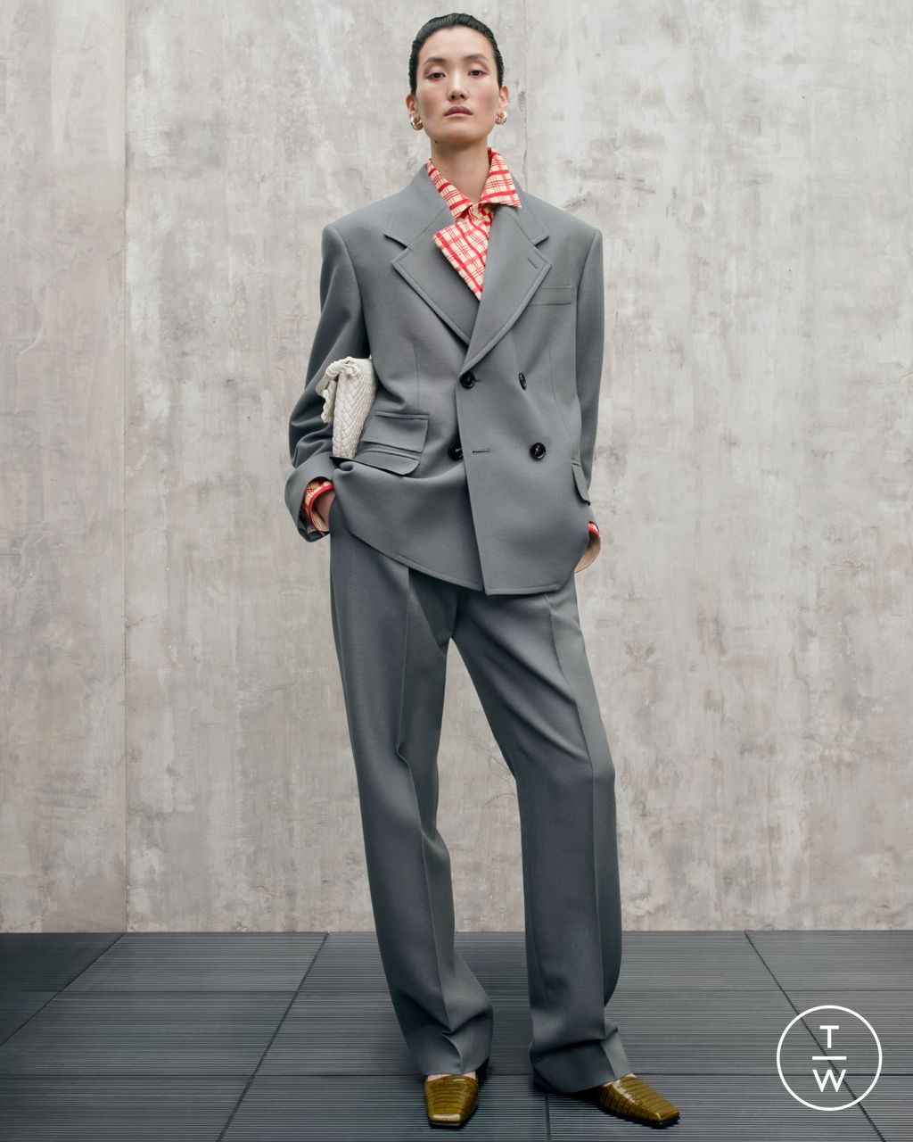 Fashion Week Milan Resort 2025 look 16 from the Bottega Veneta collection 女装