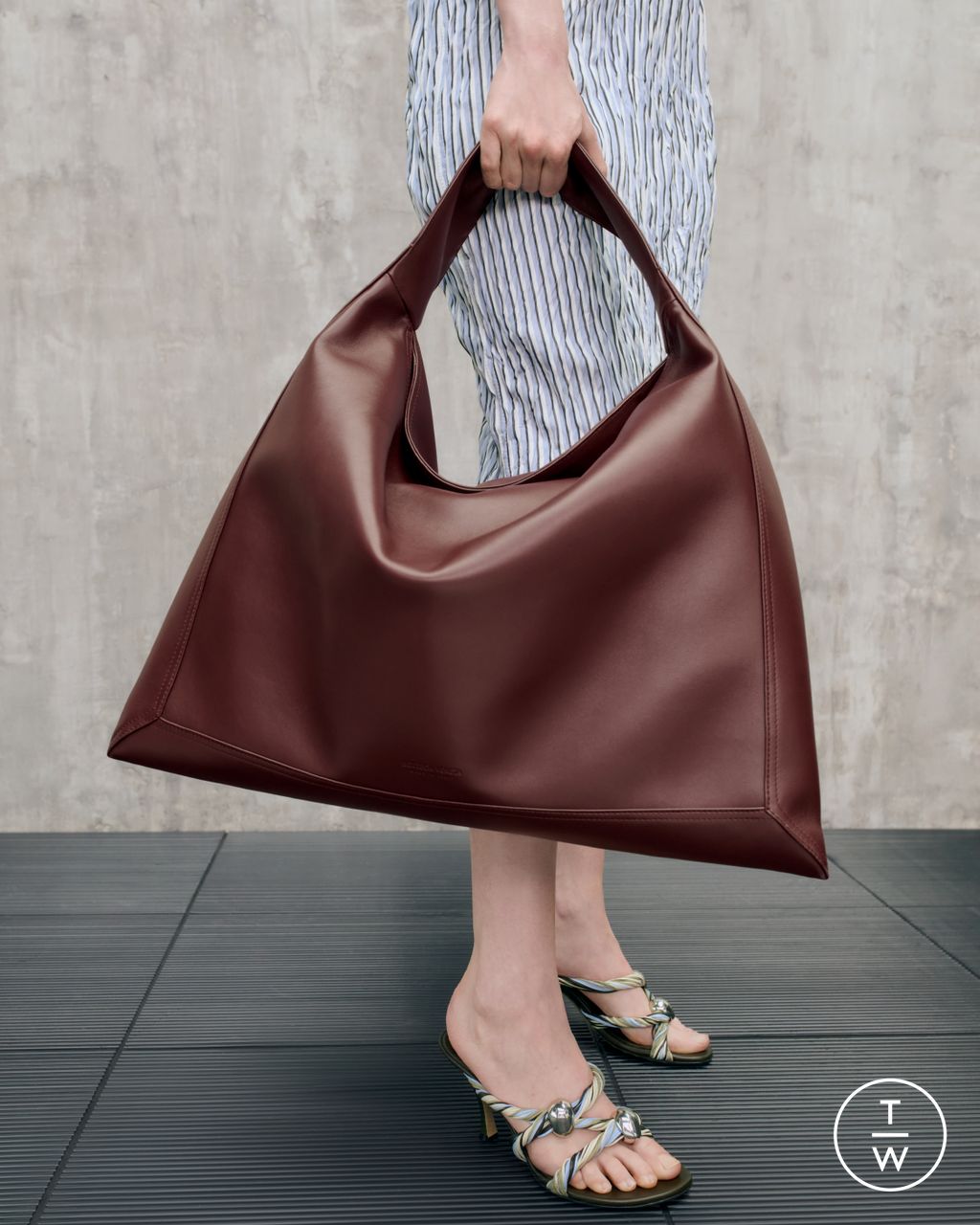 Fashion Week Milan Resort 2025 look 18 from the Bottega Veneta collection womenswear accessories