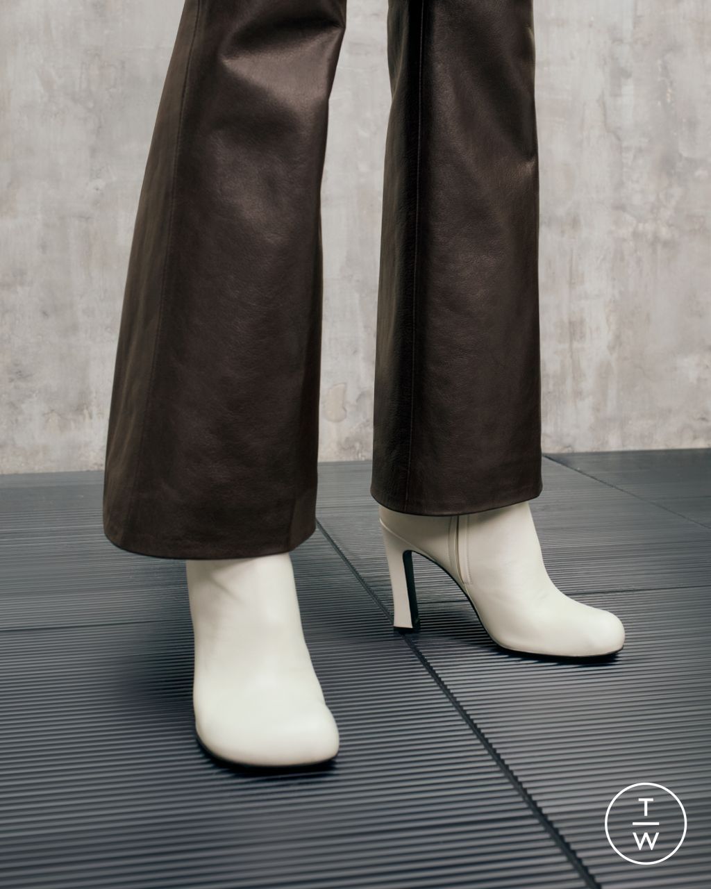 Fashion Week Milan Resort 2025 look 19 from the Bottega Veneta collection womenswear accessories