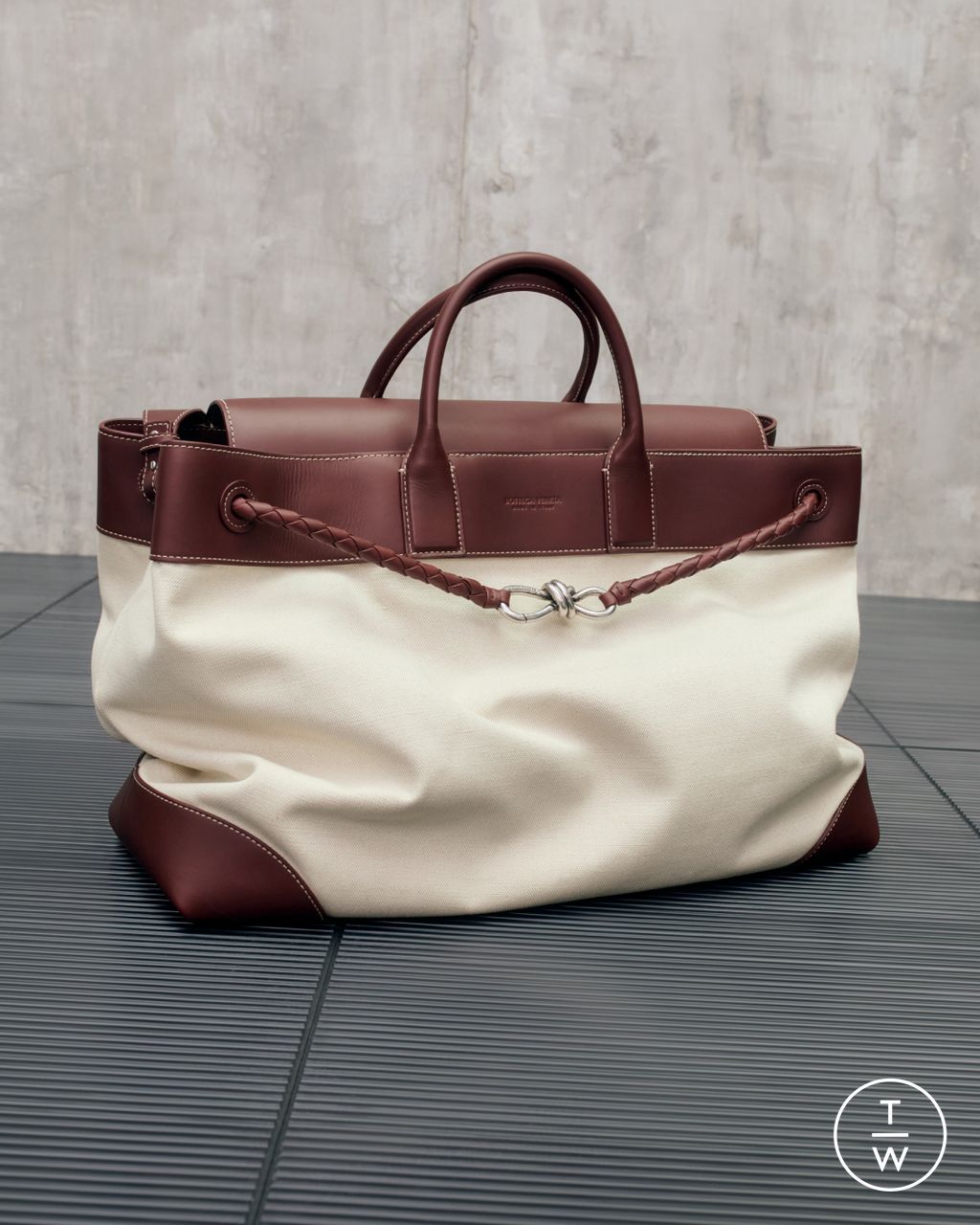 Fashion Week Milan Resort 2025 look 21 from the Bottega Veneta collection womenswear accessories