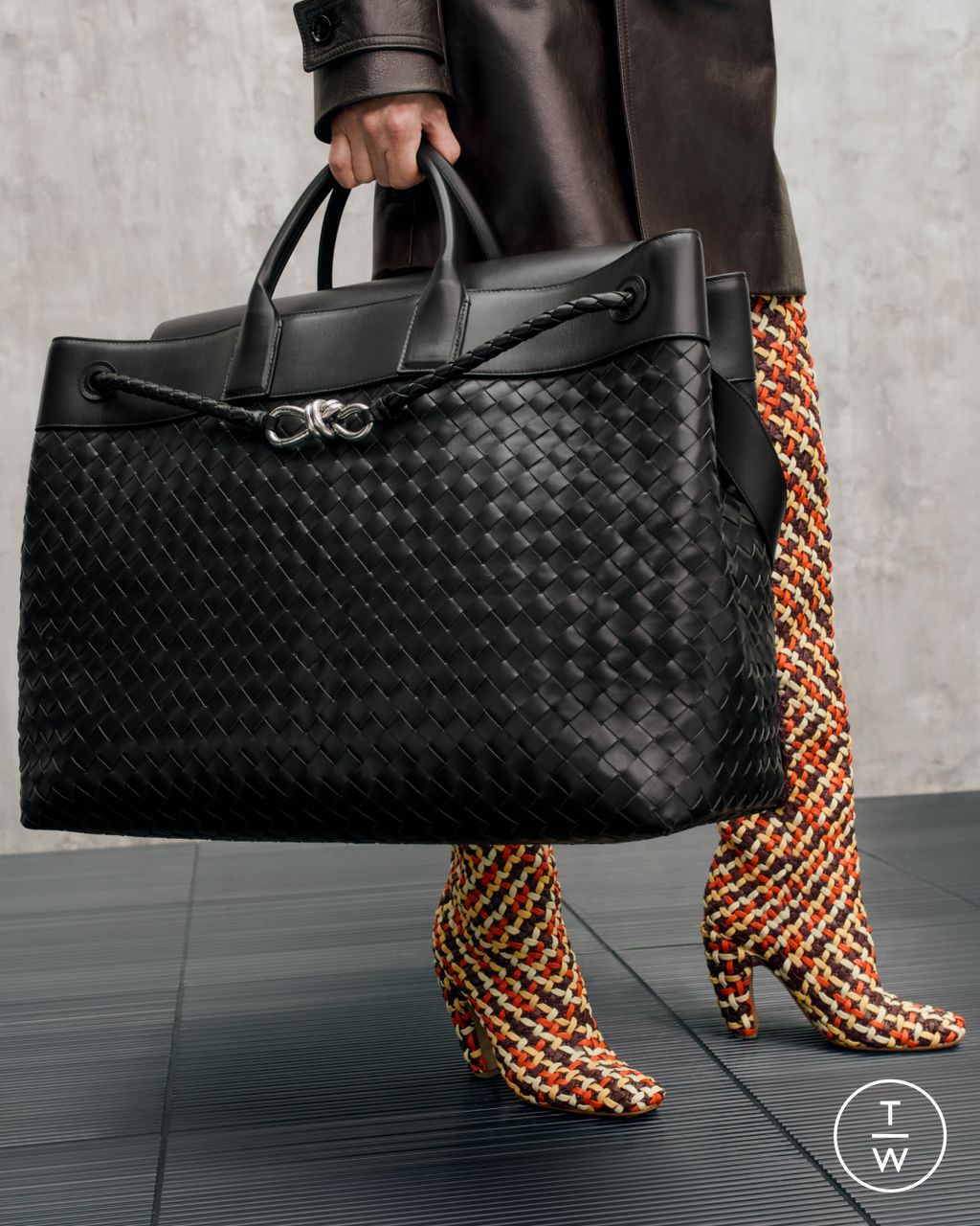 Fashion Week Milan Resort 2025 look 29 from the Bottega Veneta collection womenswear accessories