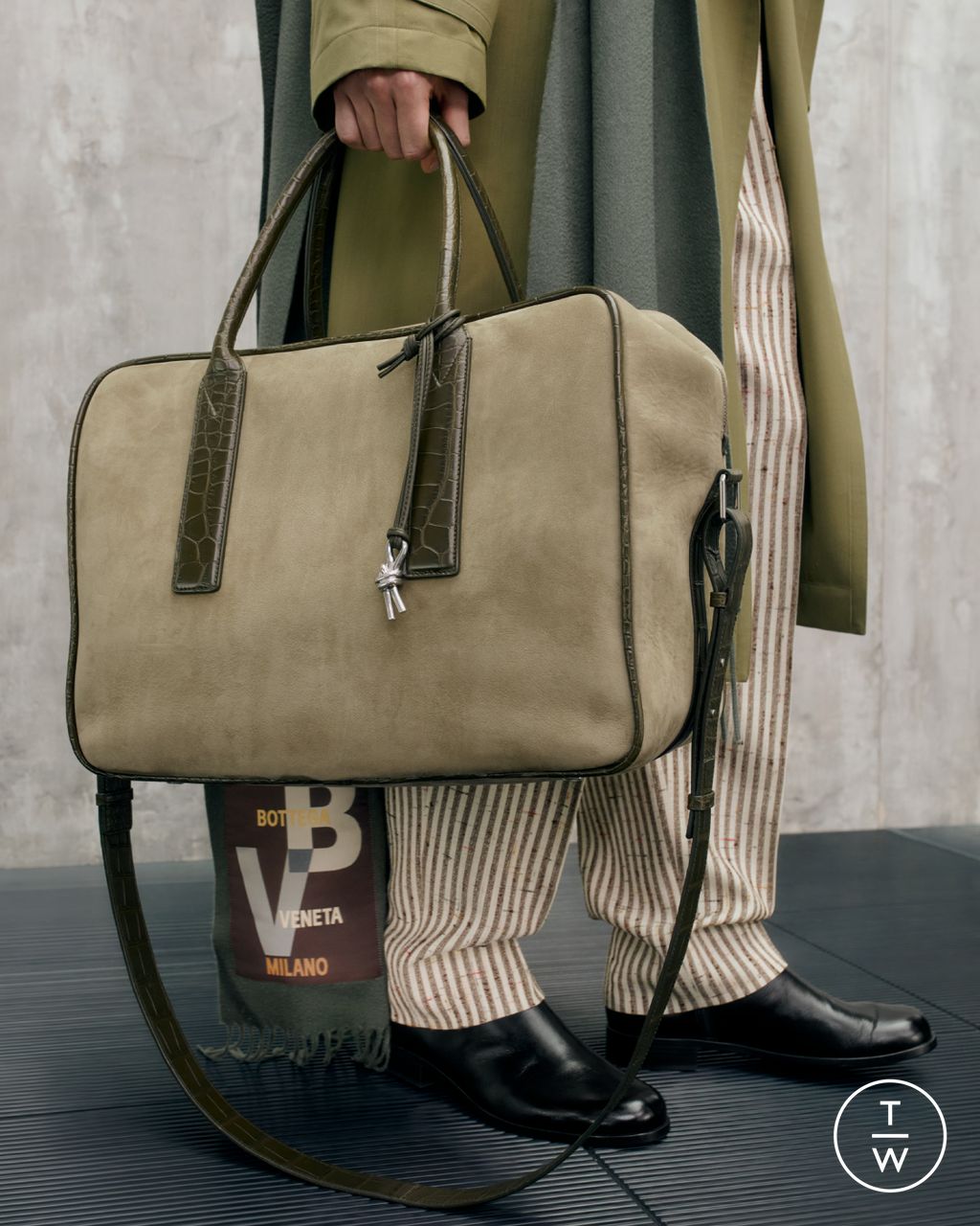 Fashion Week Milan Resort 2025 look 32 from the Bottega Veneta collection womenswear accessories