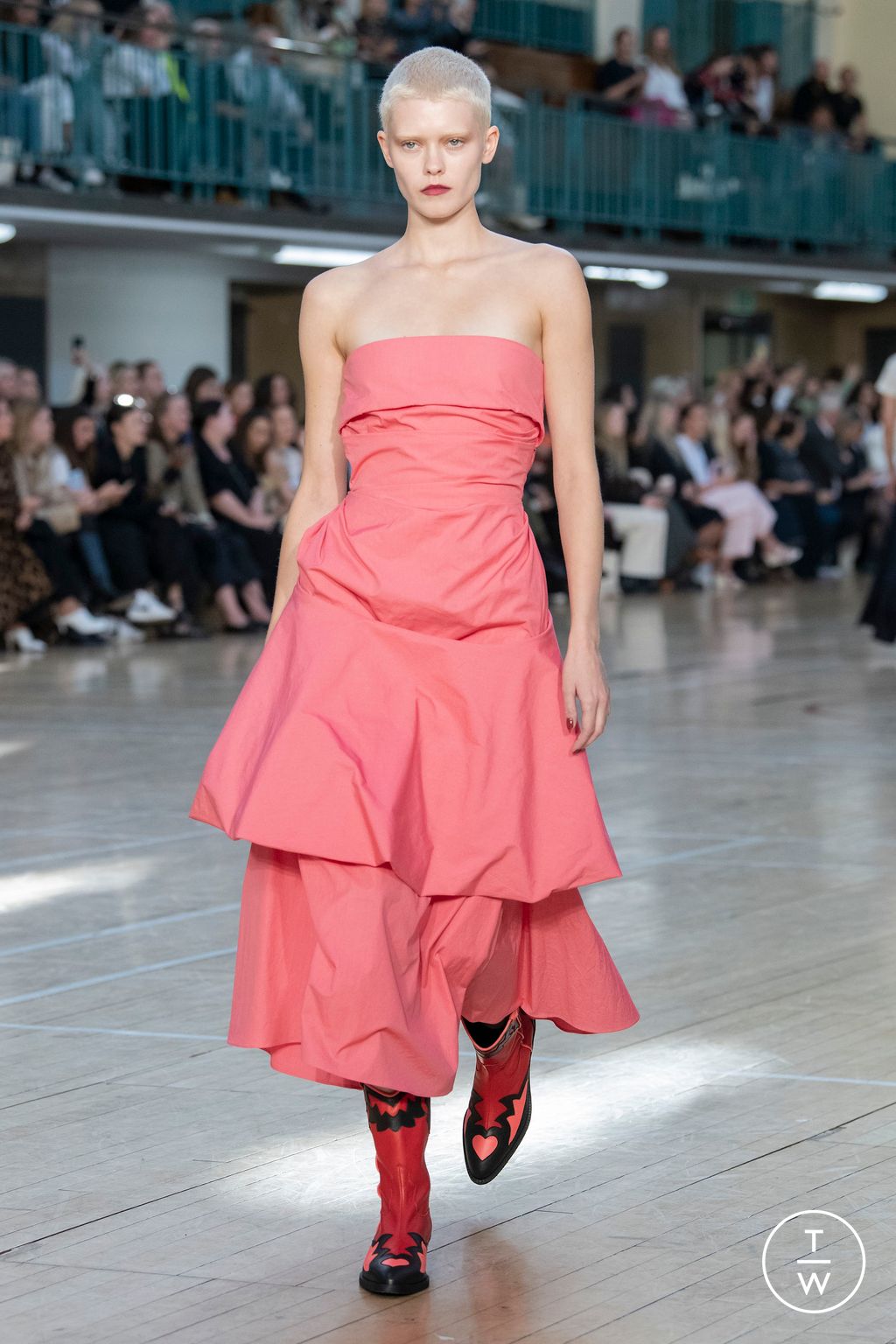 Fashion Week London Spring/Summer 2023 look 6 de la collection Molly Goddard womenswear