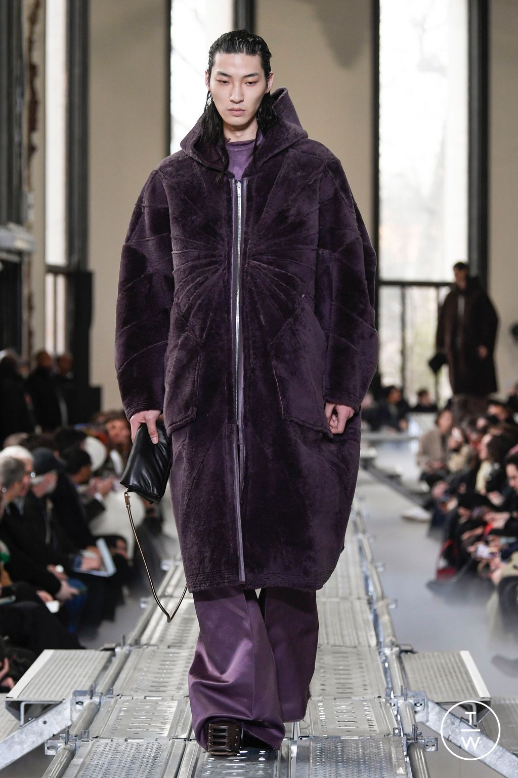 Fashion Week Paris Fall/Winter 2023 look 19 from the Rick Owens collection menswear