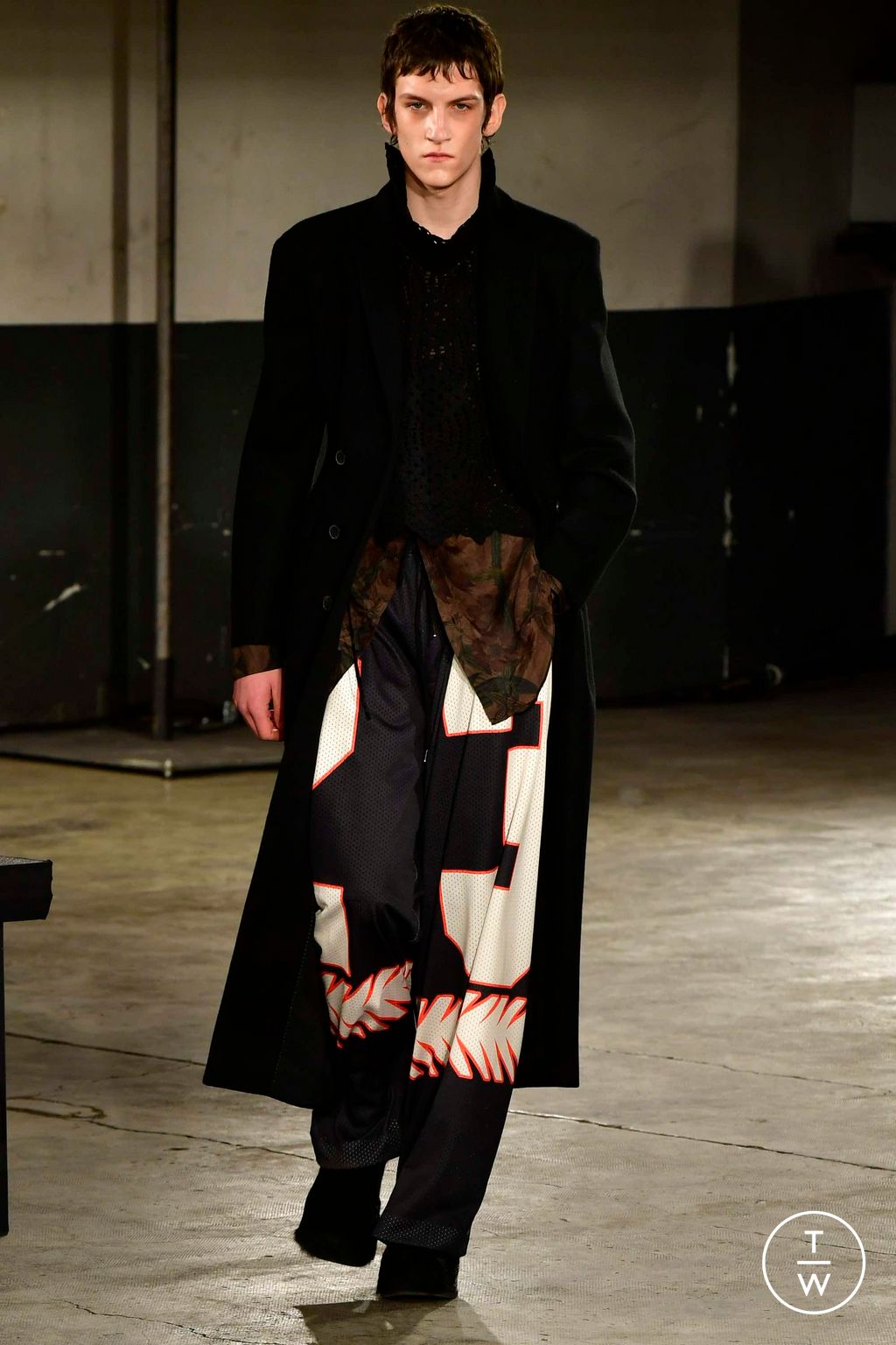 Fashion Week Paris Fall/Winter 2023 look 60 from the Dries Van Noten collection 男装