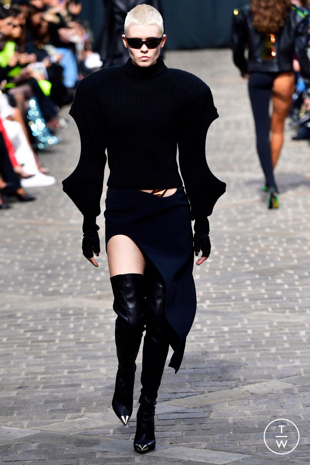 Fashion Week London Spring/Summer 2023 look 34 from the David Koma collection 女装