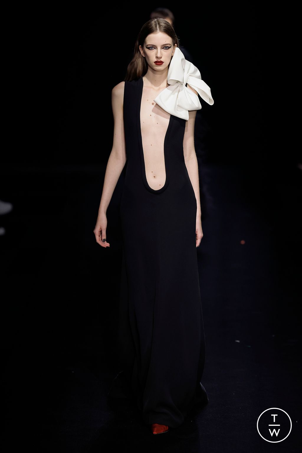 Fashion Week Paris Spring/Summer 2023 look 31 from the Valentino collection couture