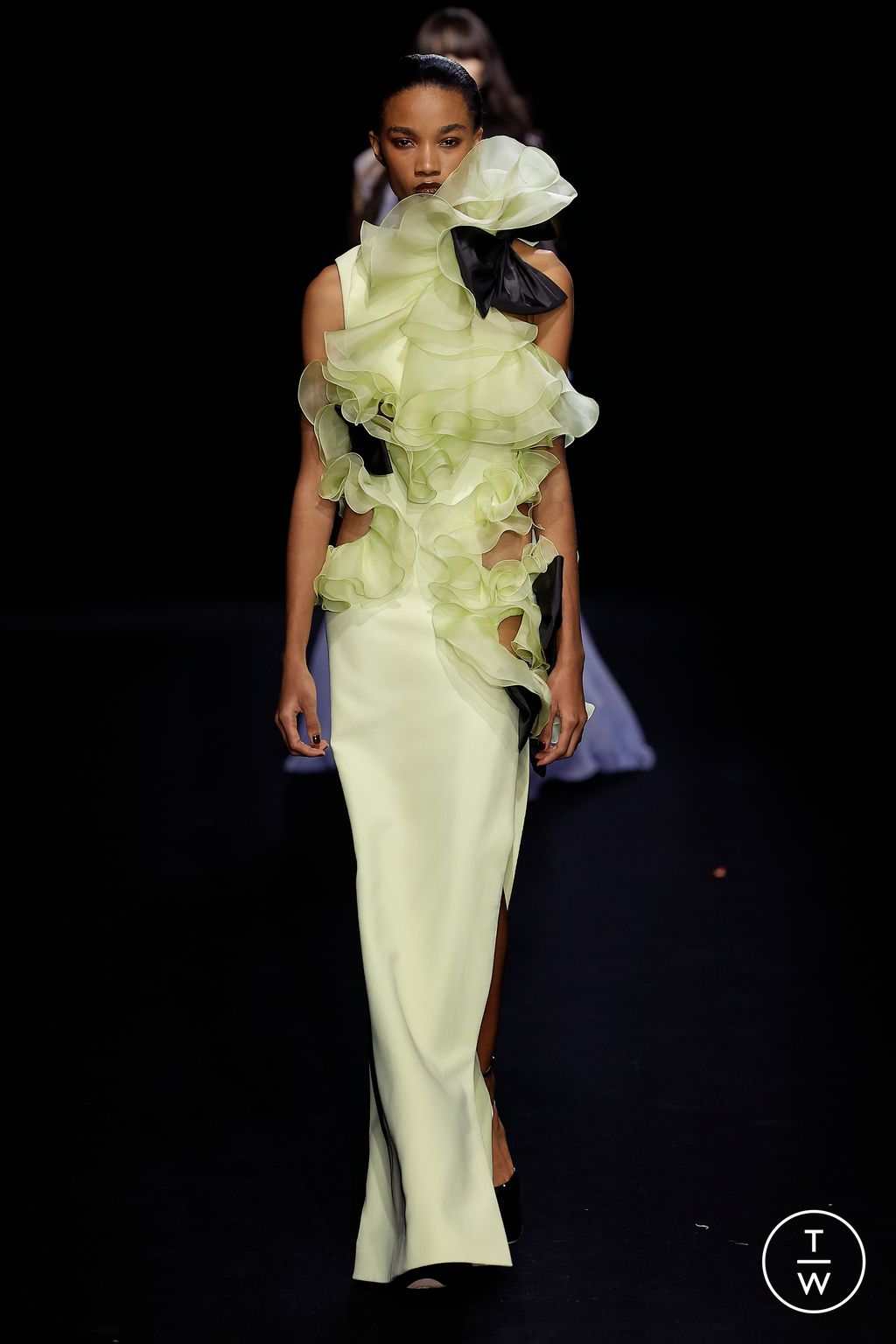 Fashion Week Paris Spring/Summer 2023 look 44 from the Valentino collection 高级定制