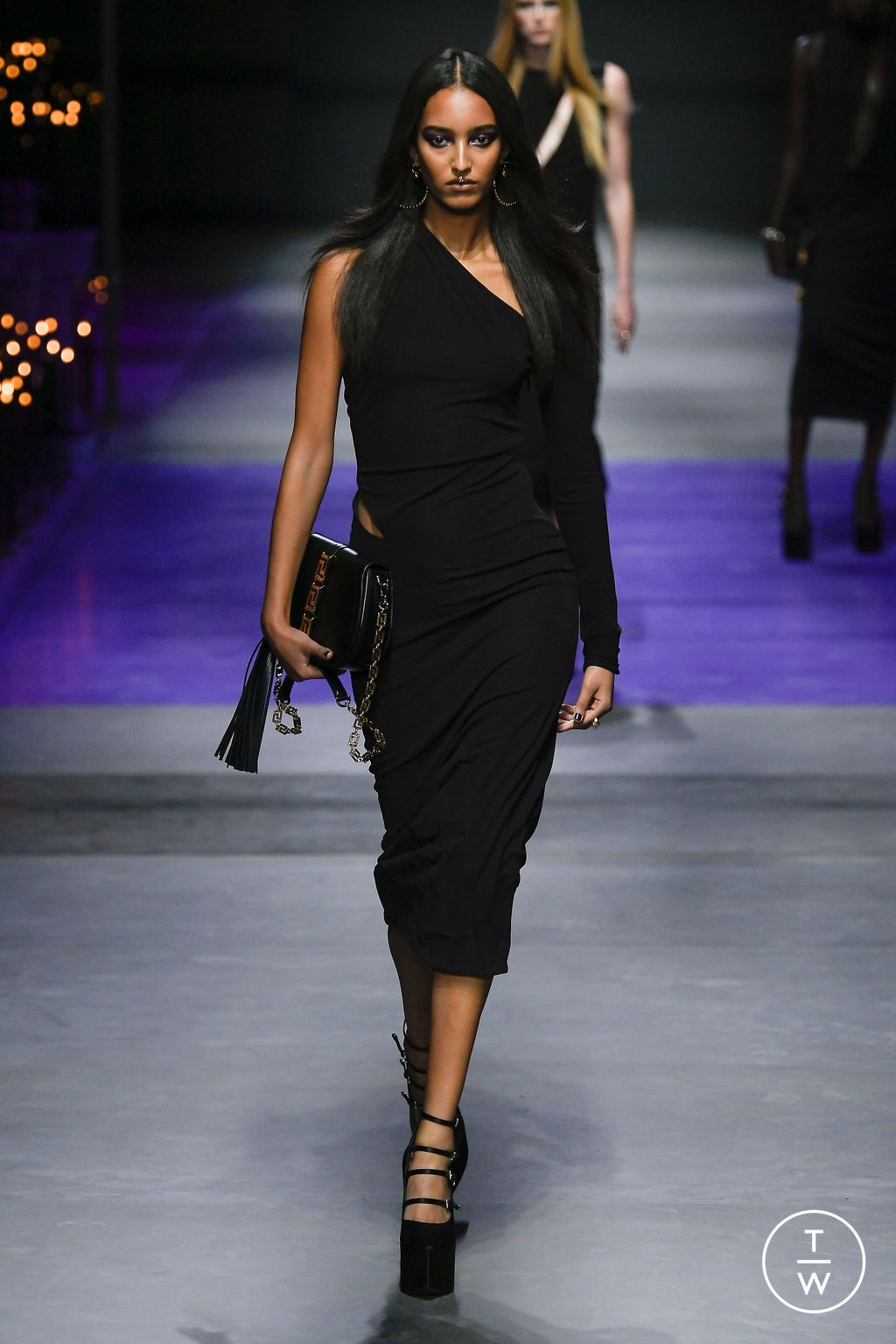 Fashion Week Milan Spring/Summer 2023 look 2 de la collection Versace womenswear