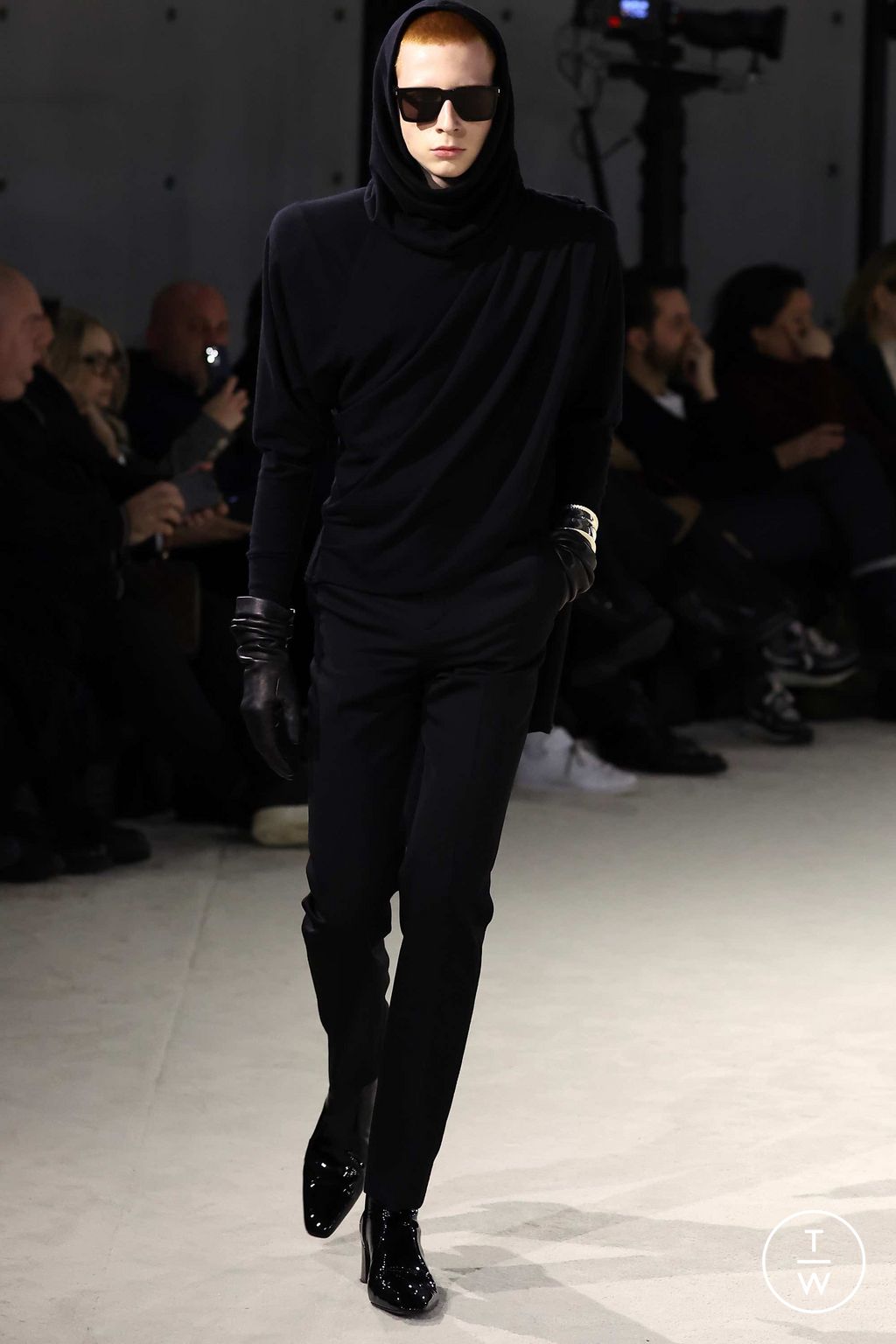 Fashion Week Paris Fall/Winter 2023 look 15 from the Saint Laurent collection menswear