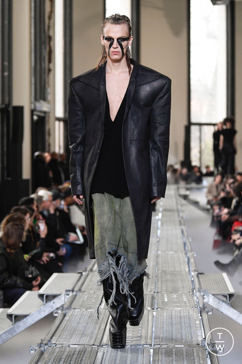 Fashion Week Paris Fall/Winter 2023 look 34 from the Rick Owens collection 男装
