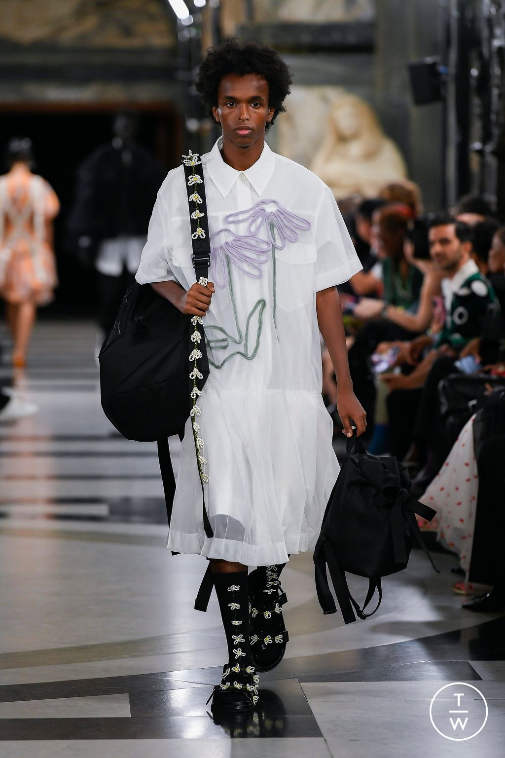 Fashion Week London Spring/Summer 2023 look 32 from the Simone Rocha collection womenswear